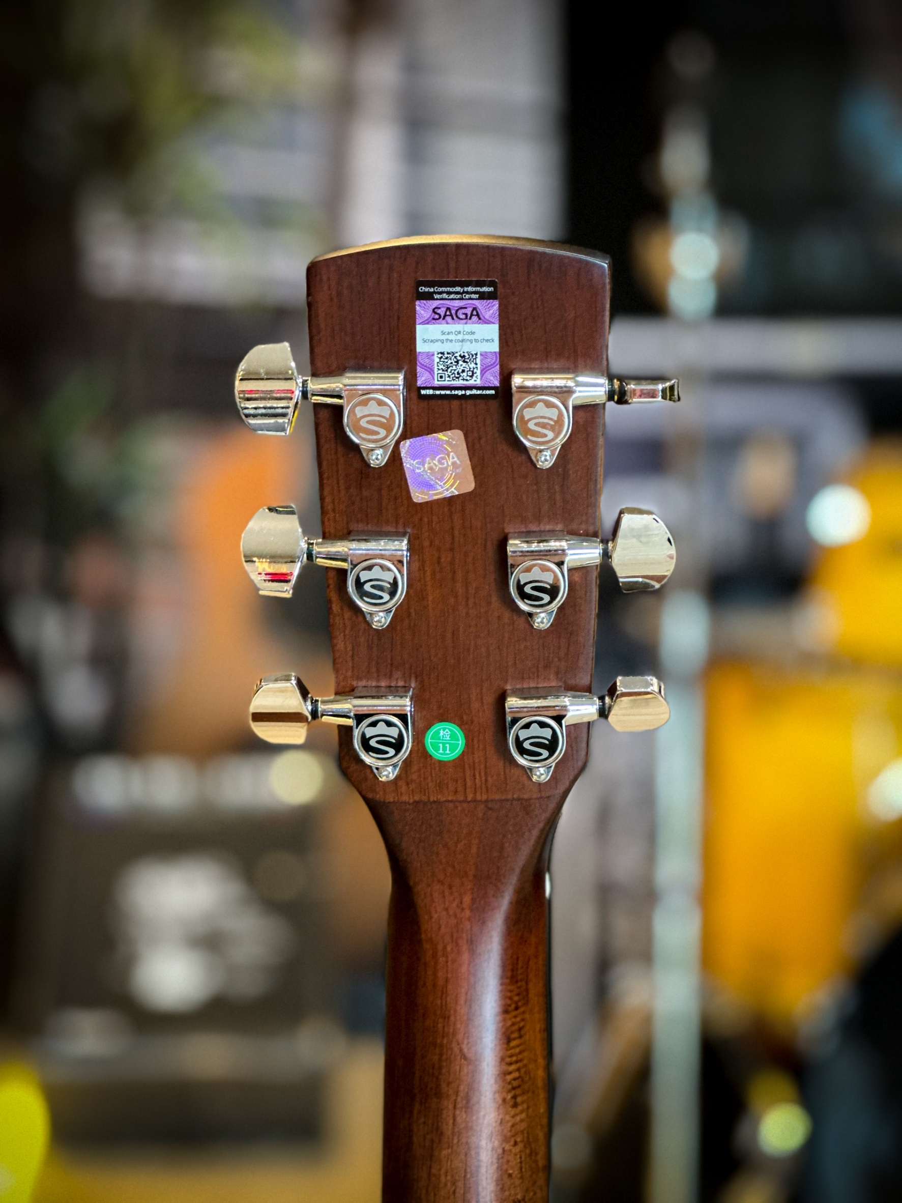 Saga กีต้าร์โปร่งไฟฟ้า SF700GC/CE กีตาร์โปร่ง หน้าไม้แท้ ฟรี ซอฟเคส คาโป้ ปิ๊ก4อัน จูนเนอร์ ประแจ