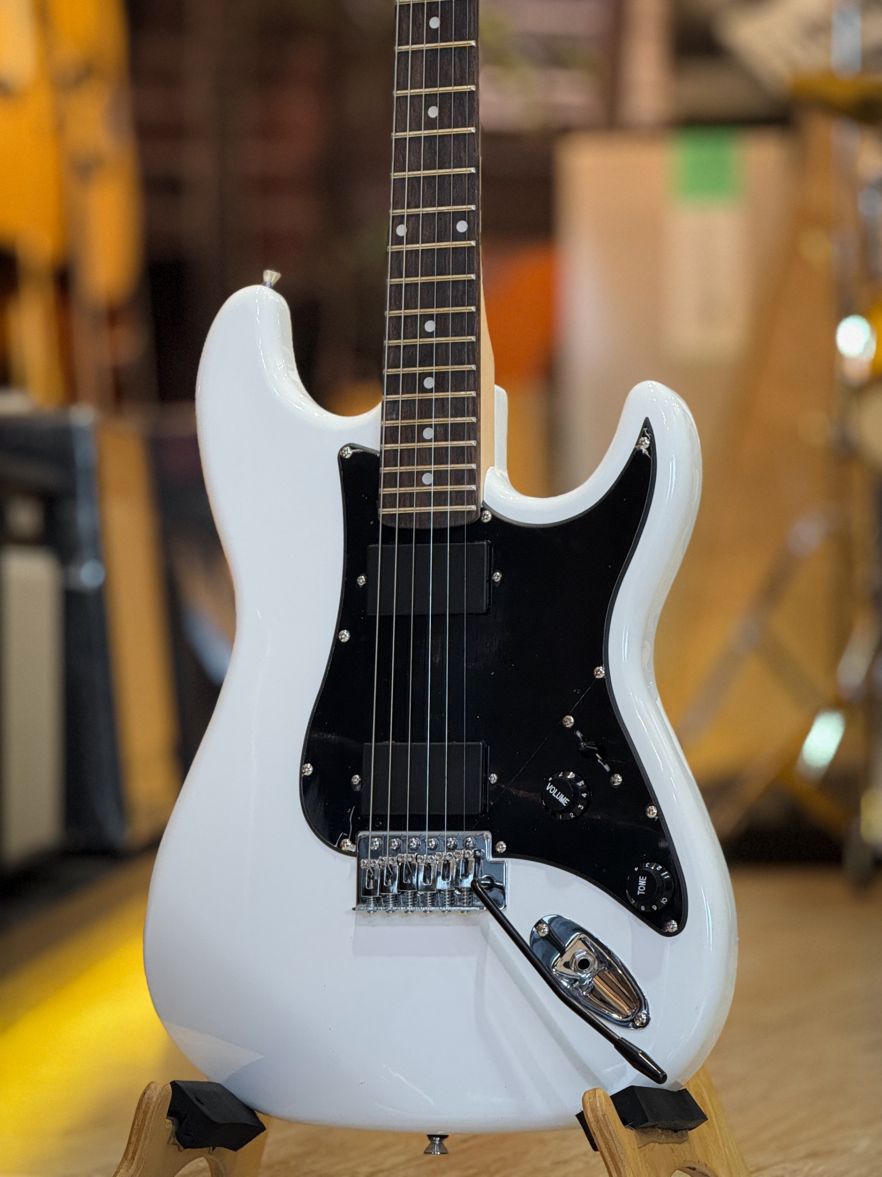 กีต้าร์ไฟฟ้า Gusta รุ่น GST-01 ปิ๊กอัพแบบ HH สีขาว ซาวด์หนา ดุดัน โดนใจขาร็อค ตอบโจทย์ดนตรีร็อคจนถึงเมทัล