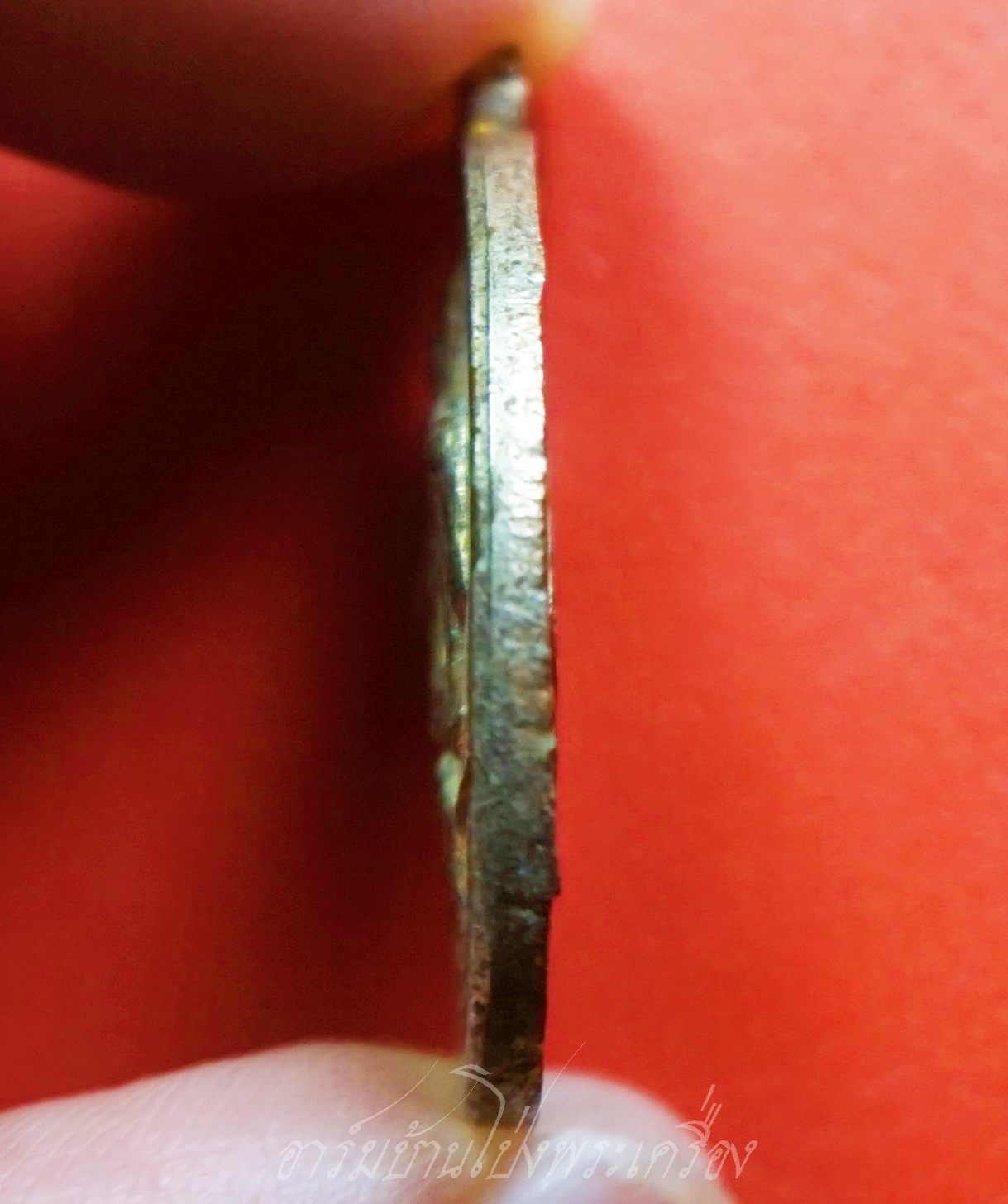 หลวงพ่อคูณ วัดบ้านไร่ รุ่นเพื่อชีวิต ปี๒๕๓๙ เนื้อกะไล่ทอง จัดสร้างโดยวงคาราบาว โดยนำรายได้ทั้งหมดสมทบทุนกองทุนหลวงพ่อคูณ เพื่อทูลเกล้าฯในหลวง ร.๙ เนื่องในโอกาสครองราชย์ ๕๐ ปี(องค์ที่1)