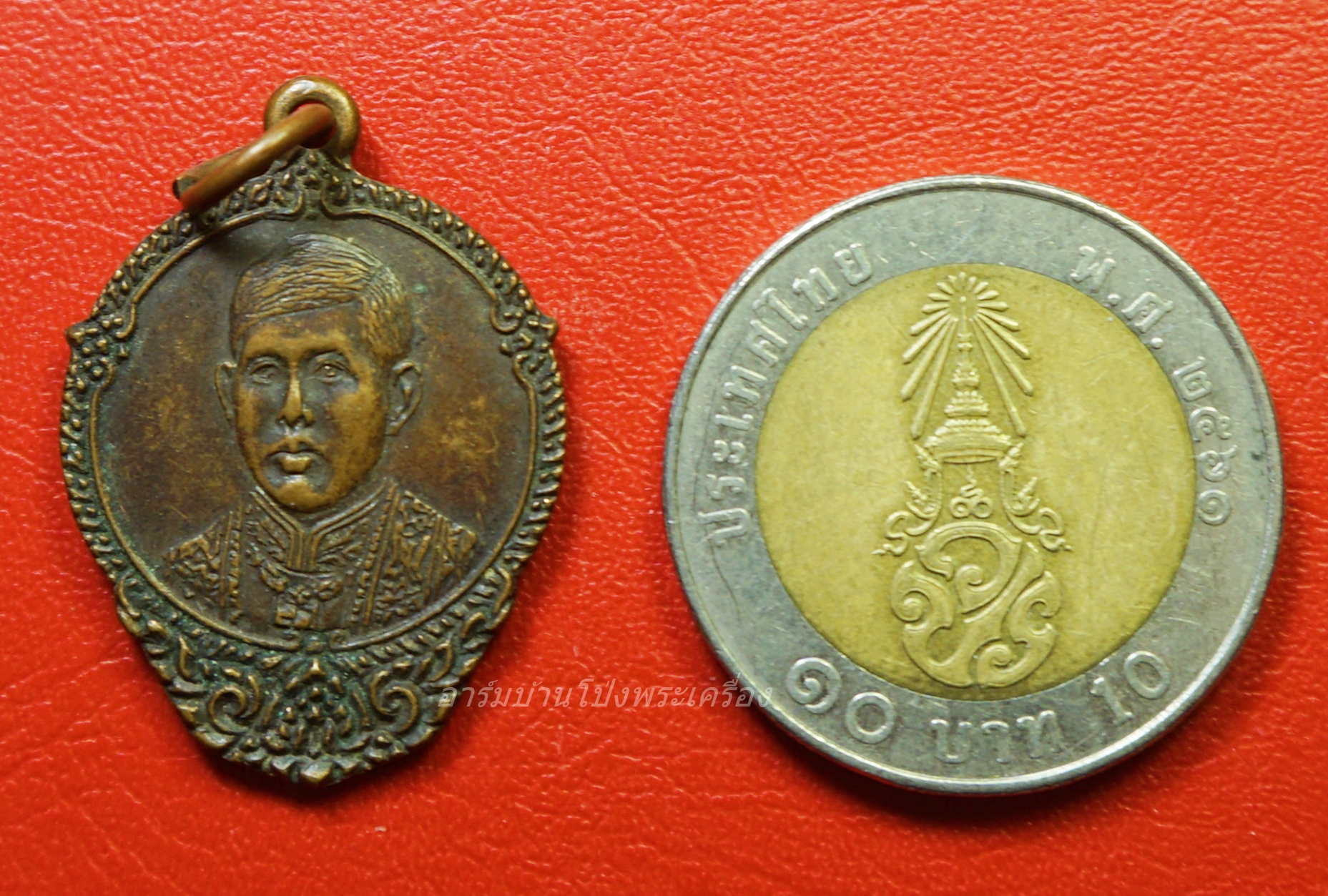 หลวงพ่อคิ้ม วัดหนองเสือ เหรียญในหลวง ร.๑๐ ที่ระลึกโดยเสด็จพระราชกุศล ปี๒๕๒๑ เนื้อทองแดง(องค์ที่1)