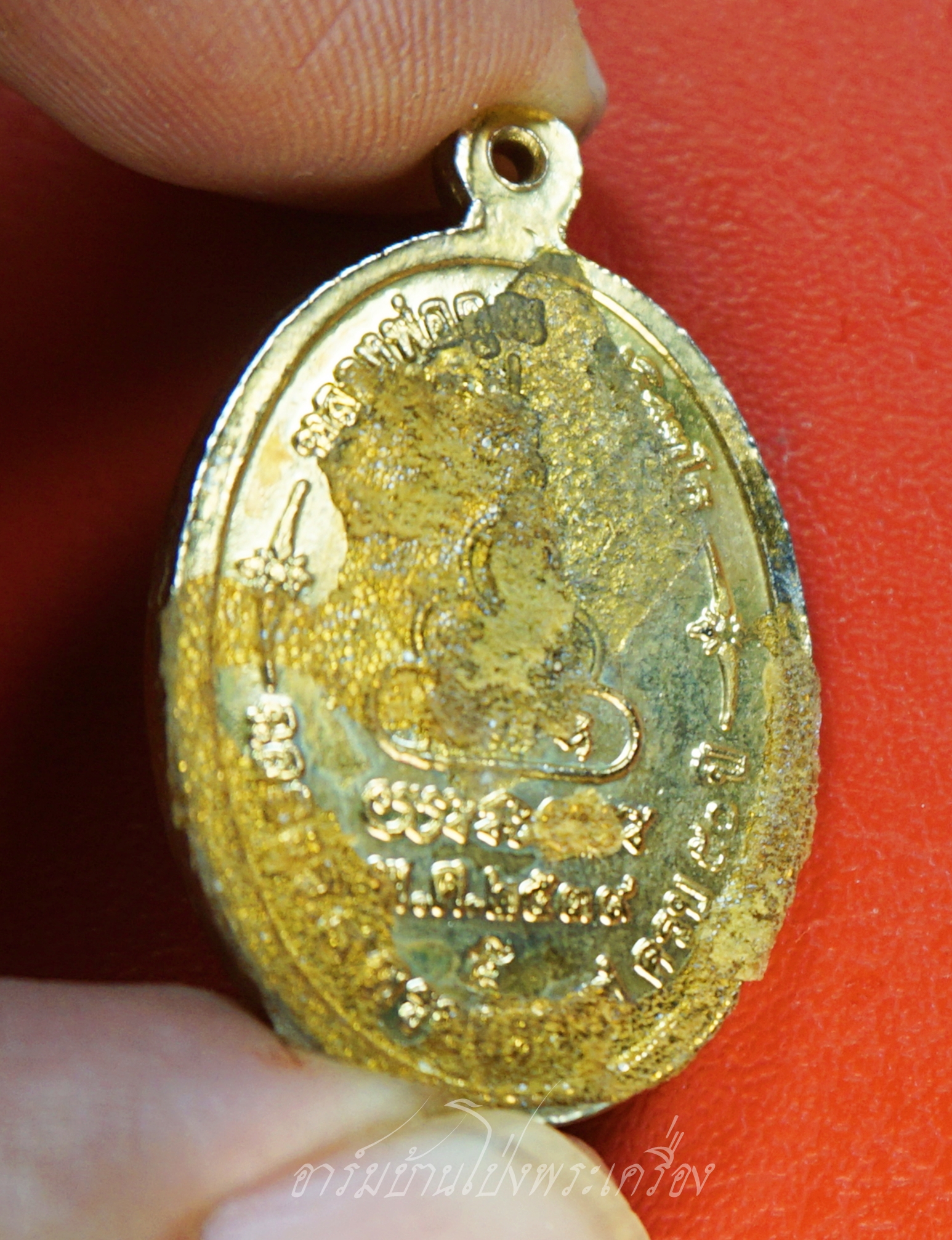 หลวงพ่อคูณ วัดบ้านไร่ รุ่นเพื่อชีวิต ปี๒๕๓๙ เนื้อกะไหล่ทองลงยาสีน้ำเงิน จัดสร้างโดยวงคาราบาว ด้านหลังตอกโค๊ต"จ"(องค์ที่2)