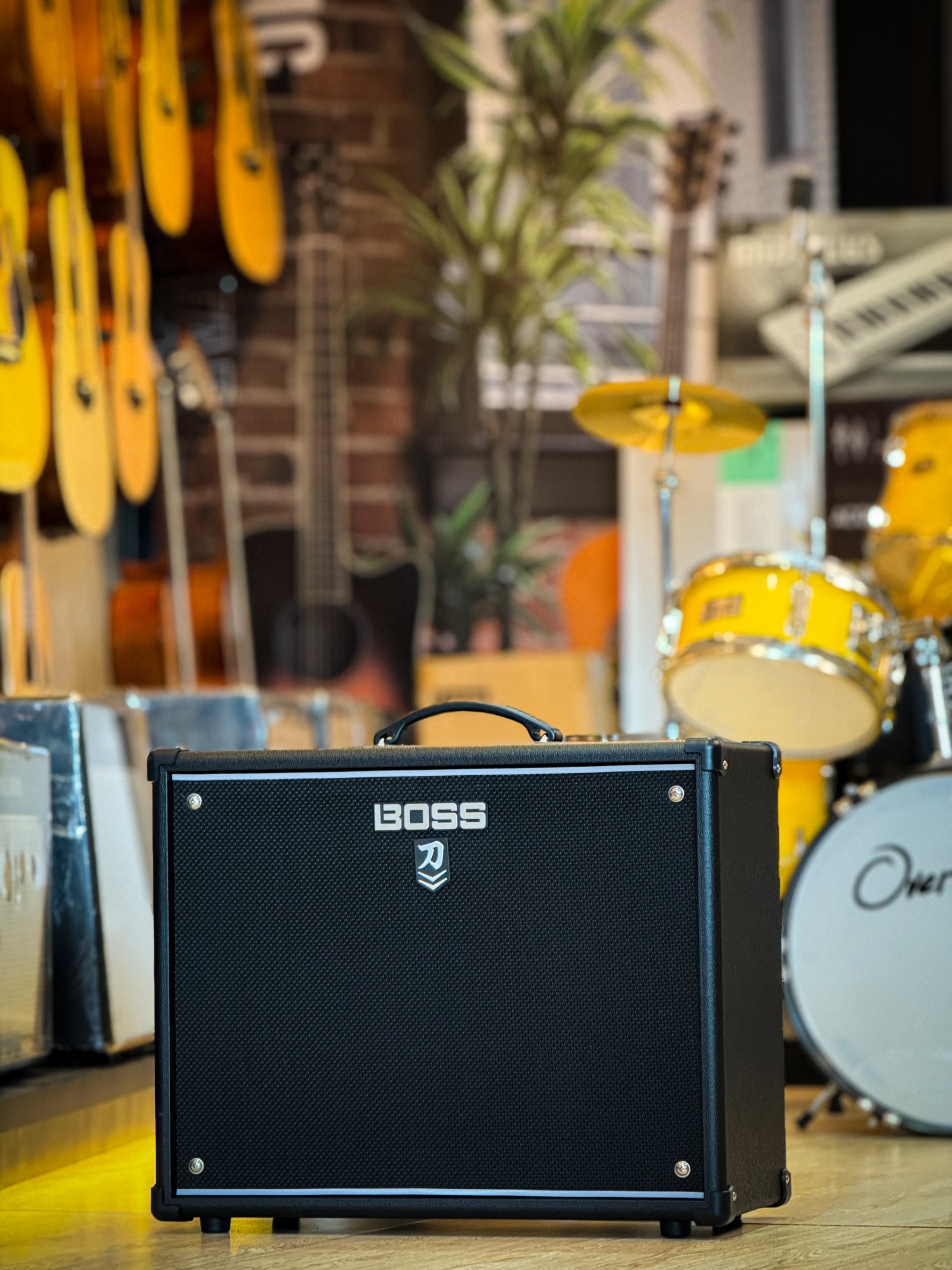 แอมป์กีตาร์ Boss Katana-100 ใช้ได้กีต้าร์ไฟฟ้า กีต้าร์โปร่ง ขนาด 100 วัตต์ ดอก 12 นิ้ว เป็นเพาเวอร์แอมป์ สำหรับปรีแอมป์ เอฟเฟคจำลองเสียง