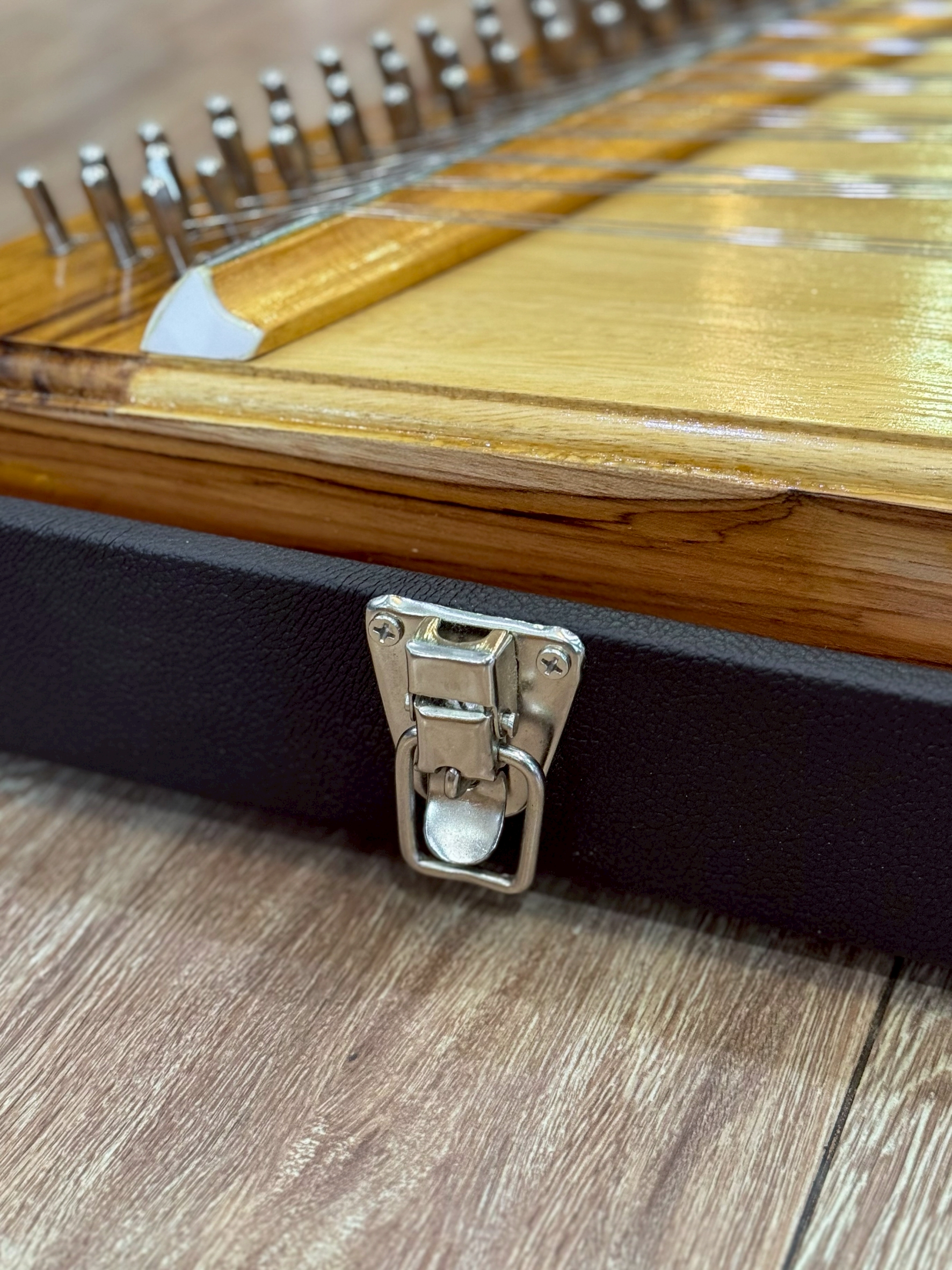 ขิมคางหมูไม้สักทอง โชว์ลายไม้ ขิมพร้อมส่ง ขิมคางหมู ไม้สักทอง ให้เสียงนุ่มหวาน พร้อมอุปกรณ์