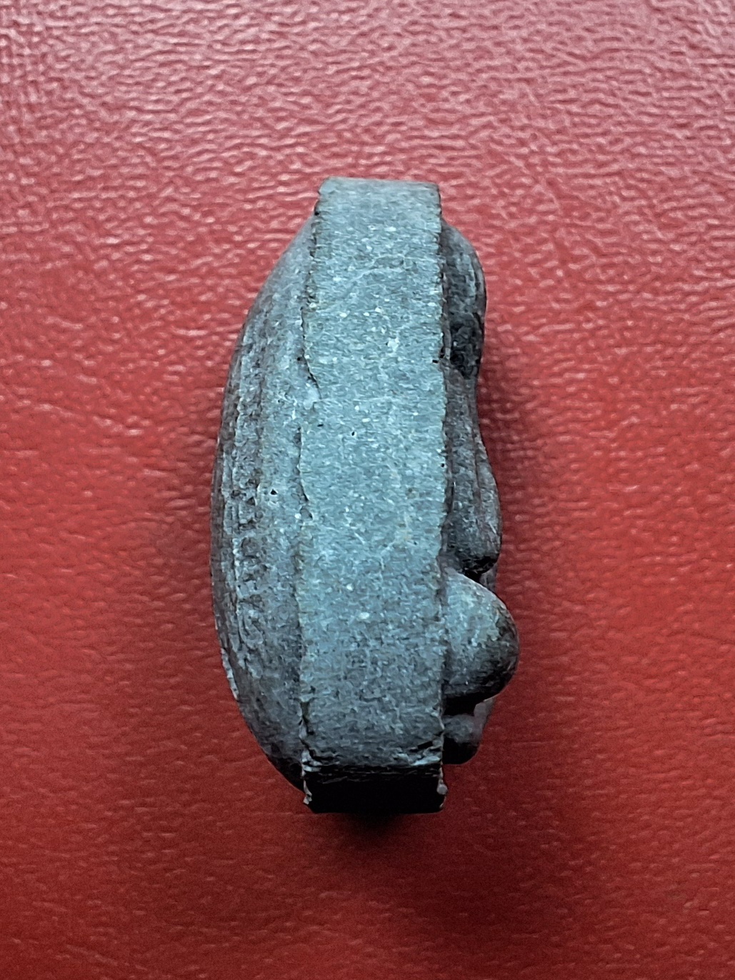 หลวงปู่โต๊ะ วัดถ้ำสิงโตทอง ที่ระลึกในงานผูกพัทธสีมา ปี๒๕๓๕ กนกข้าง เนื้อผงใบลาน(องค์ที่1)