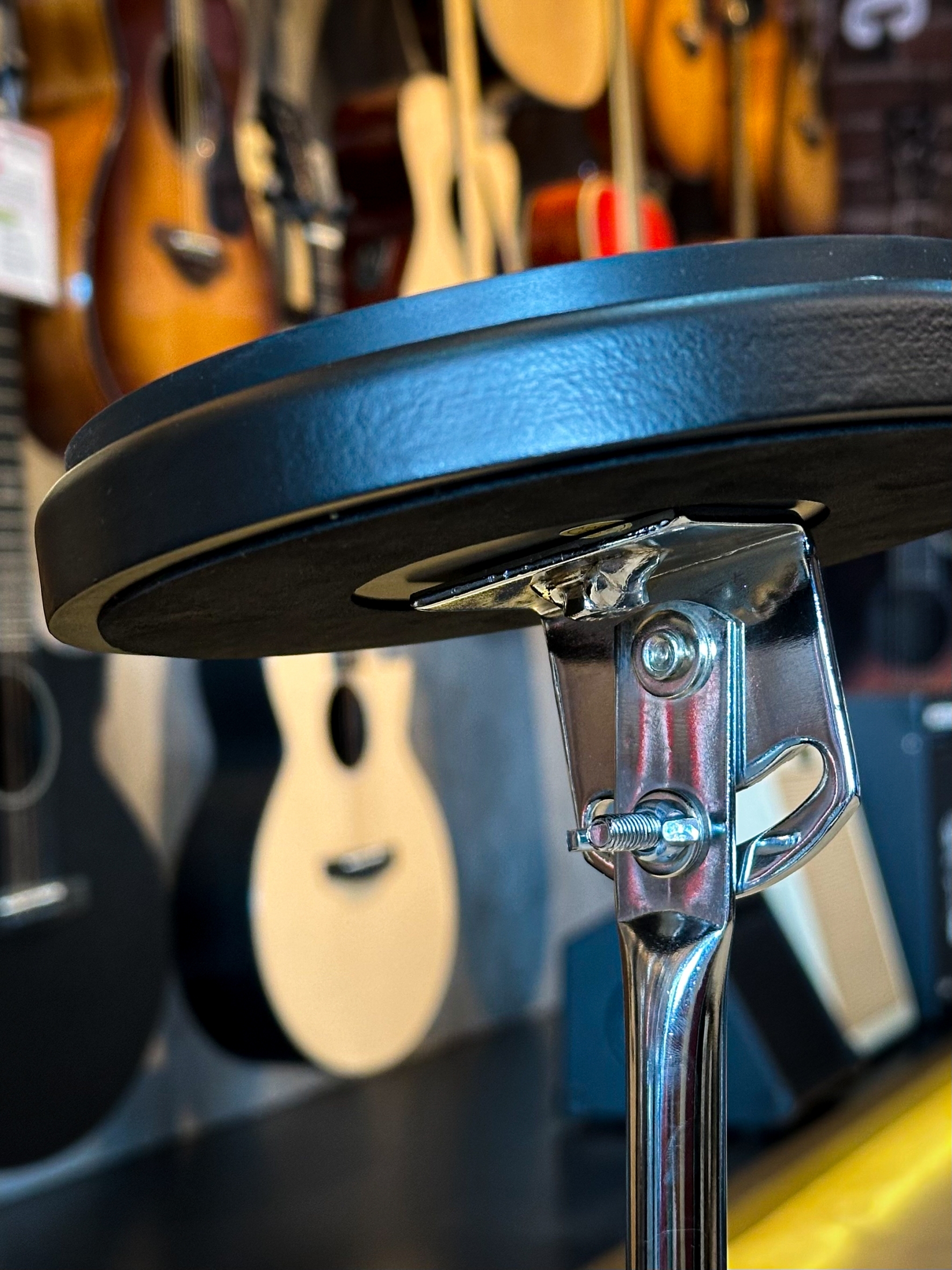 แป้นซ้อมกลอง Zildjian® Graffiti Practice Pad ขนาด 6 นิ้ว (15.24 ซม.) แป้นแบบซิลิโคน ด้านล่างมีฐานกันลื่น พกพาสะดวก