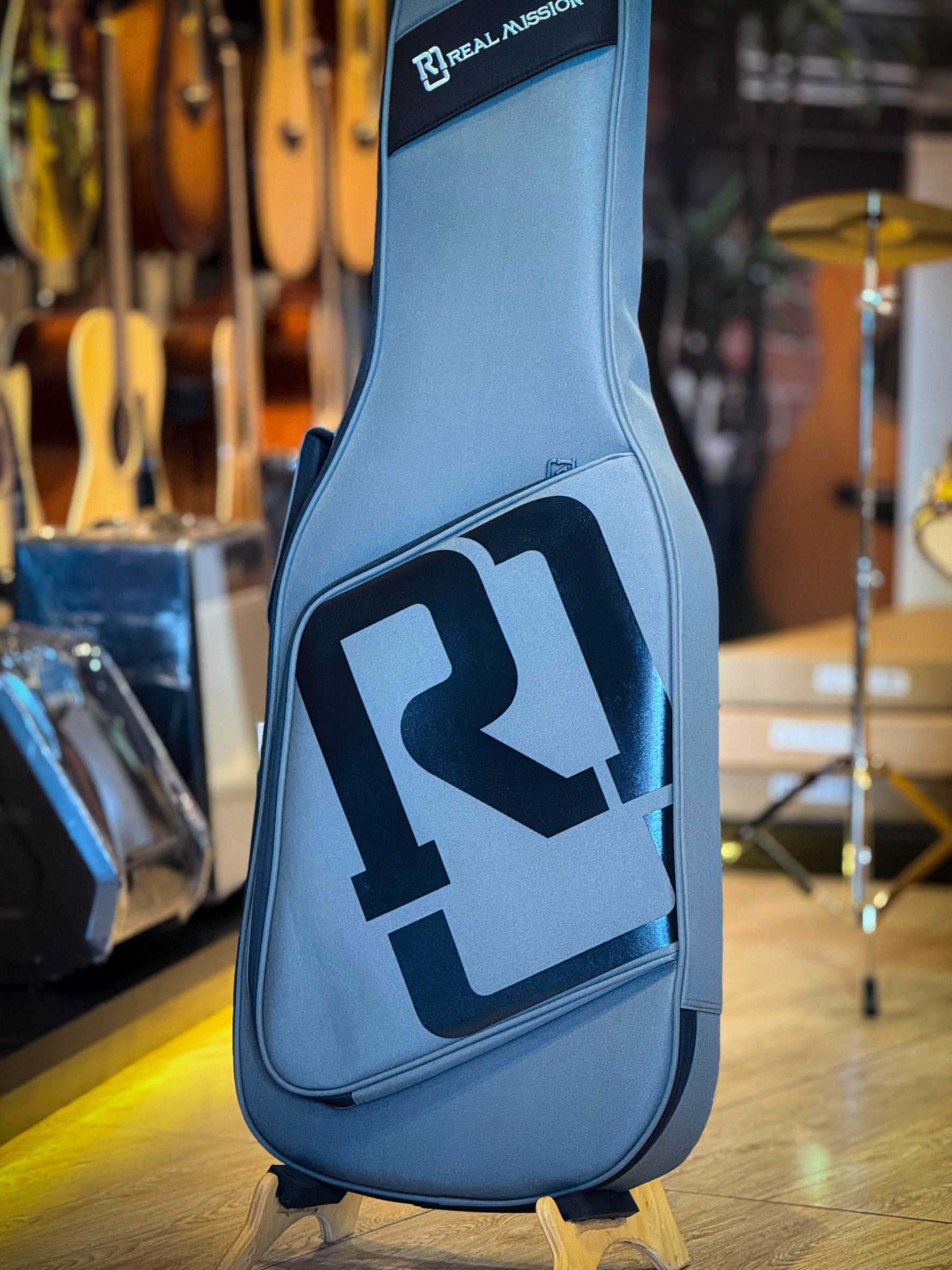 ซอฟเคสเบส Real Mission รุ่นผ้า ดำ/เทา ฟองน้ำหนามาก 20 มิล กระเป๋ากีต้าร์เบส มีหมอนรองคอ - ป้องกันการกระแทกอย่างดี