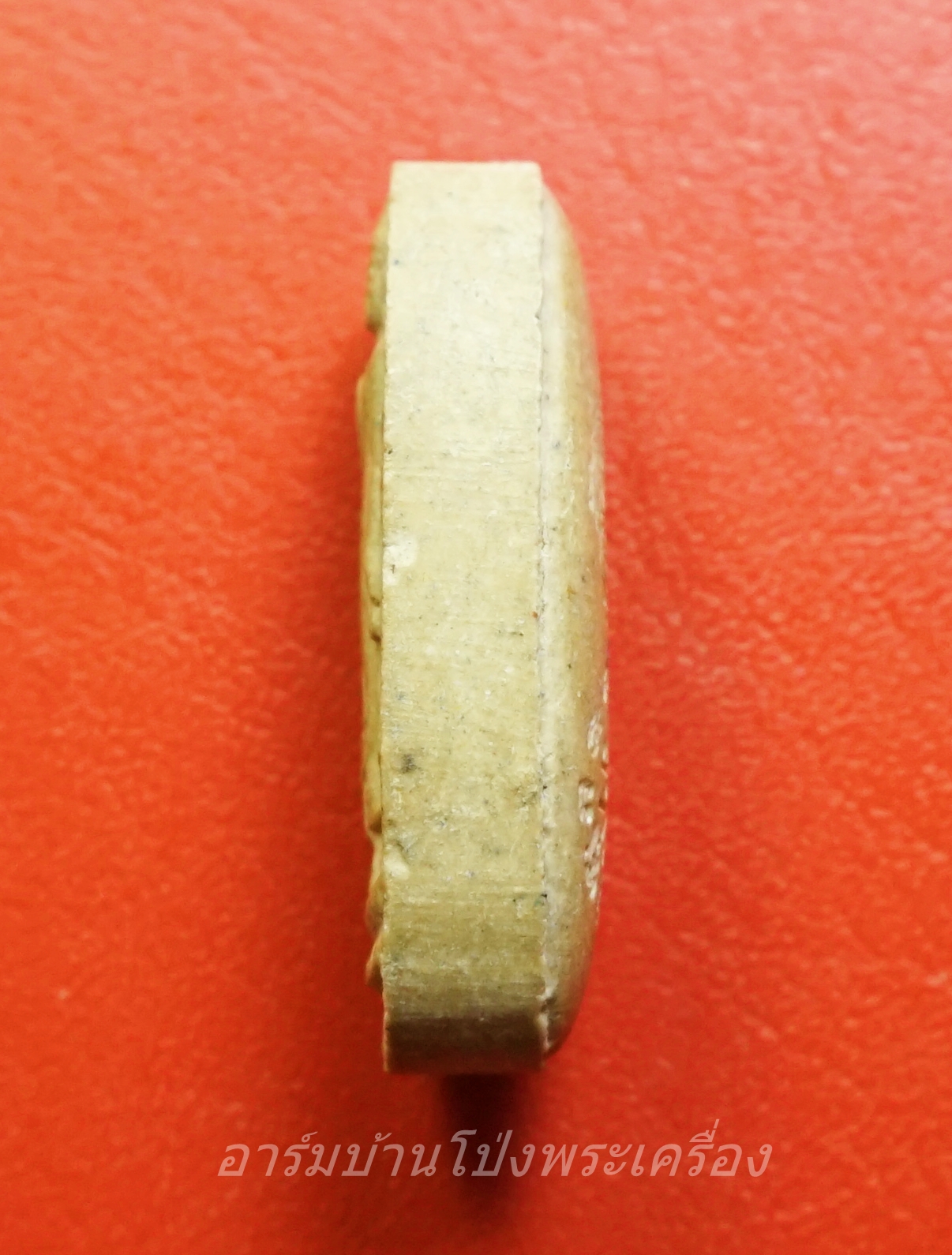 พระประทานพร หลังตราแผ่นดิน แจกให้กับเจ้าหน้าที่ทหาร ตำรวจ ที่ปฏิบัติหน้าที่อยู่ในสามจังหวัดชายแดนภาคใต้ เนื้อผง(องค์ที่1)