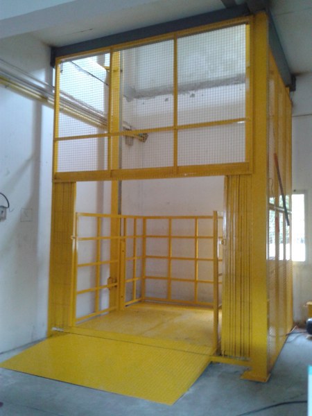 ลิฟท์แบบมี Guard ครอบลิฟท์ รับน้ำหนักได้ตั้งแต่ 500-4,000 kg. ออกแบบตามความต้องการของลูกค้า (ตามสถานที่หน้างาน) ความสูงตั้งแต่ 1 เมตร - 15 เมตร