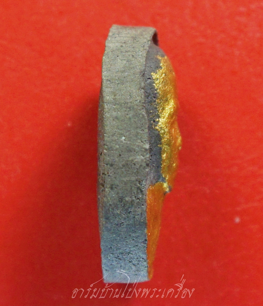 หลวงปู่แผ้ว วัดกำแพงแสน พระผงเม็ดกระดุม ปี๒๕๔๘ เนื้อผงสีดำหน้าทอง สร้างน้อยหายาก(องค์ที่2)