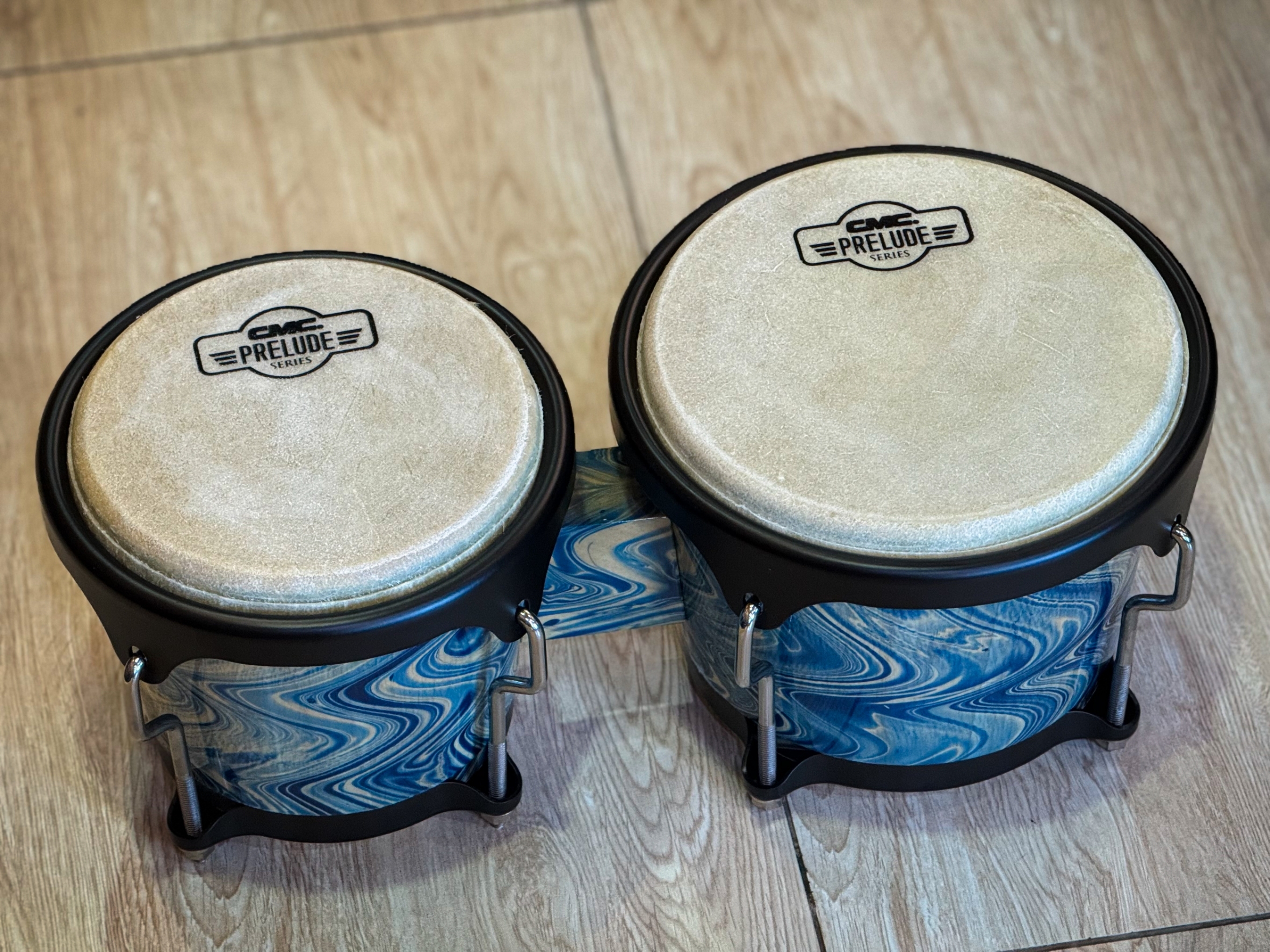 กลองบองโก้ CMC รุ่น CM404 ลายคลื่น 037 อะไหล่ดำ พร้อมขาตั้ง