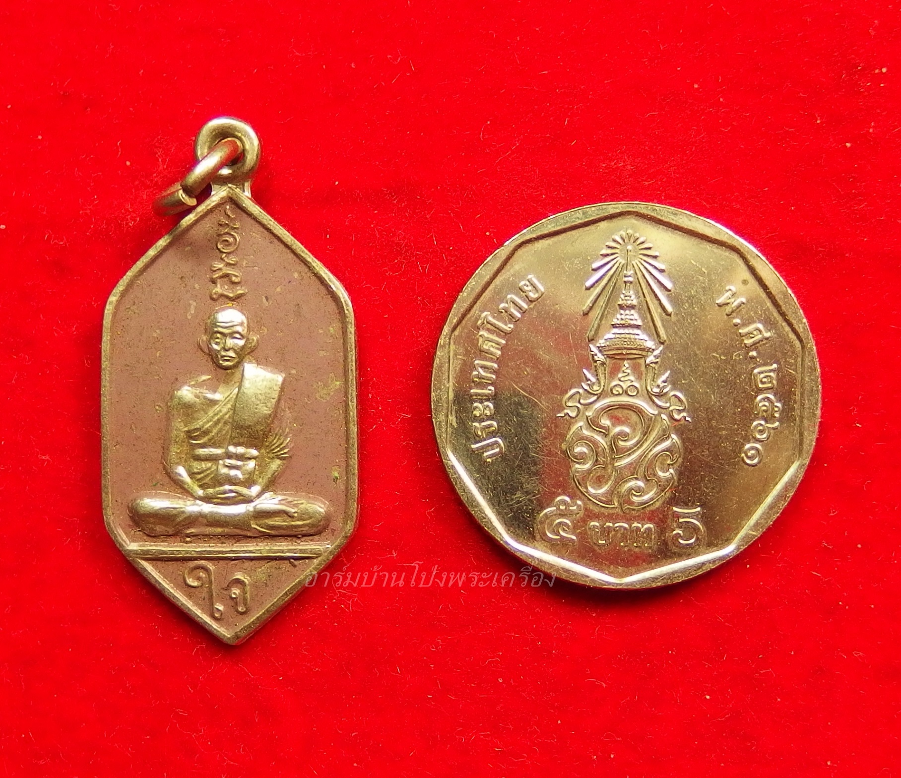 หลวงพ่อใจ วัดบ้านโป่ง รุ่นแรก เหรียญหกเหลี่ยม นั่งเต็มองค์ สีม่วง(องค์ที่6)