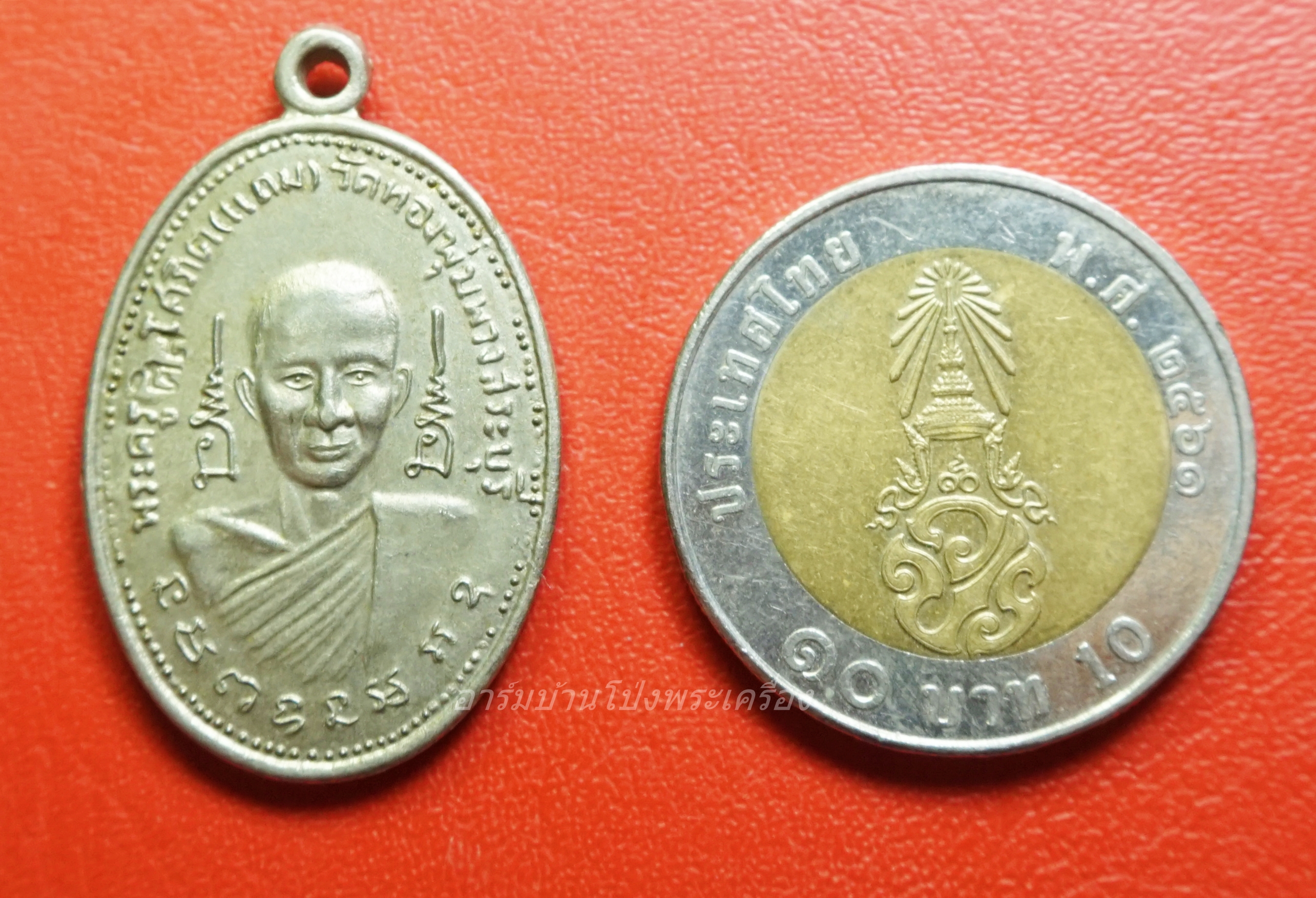 พระครูศีลโศภิต(หลวงพ่อแถม) หลังพระครูโศภณธรรมคุตต์(หลวงพ่อก้อน) วัดทองพุ่มพวง จ.สระบุรี เนื้ออัลปาก้า(องค์ที่1)
