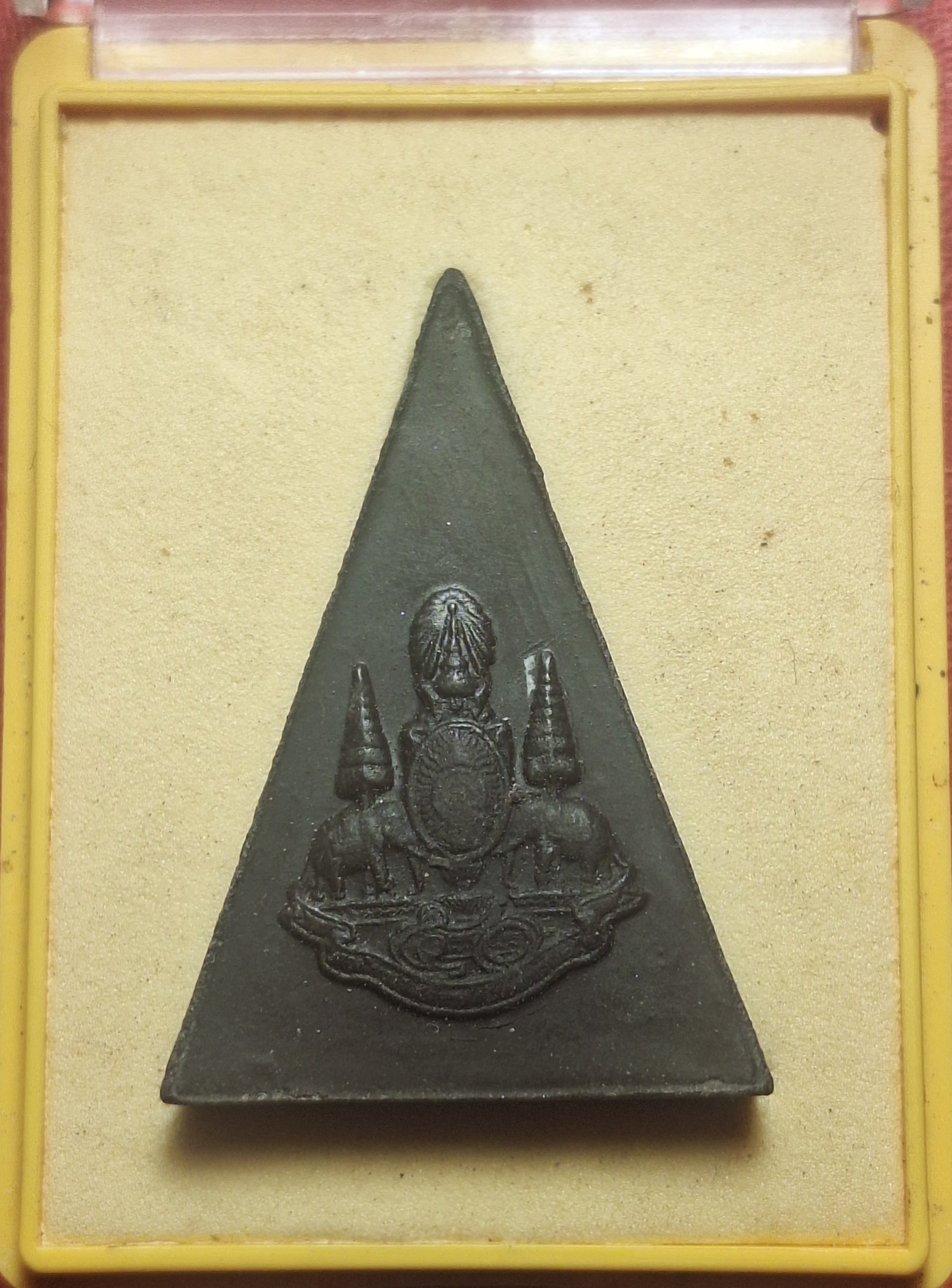 พระสมเด็จจิตรลดา โครงการหลวง ในหลวงครองราชย์ครบ๕๐ปี ปี๒๕๓๙ เนื้อผงสีดำ(องค์ที่1)