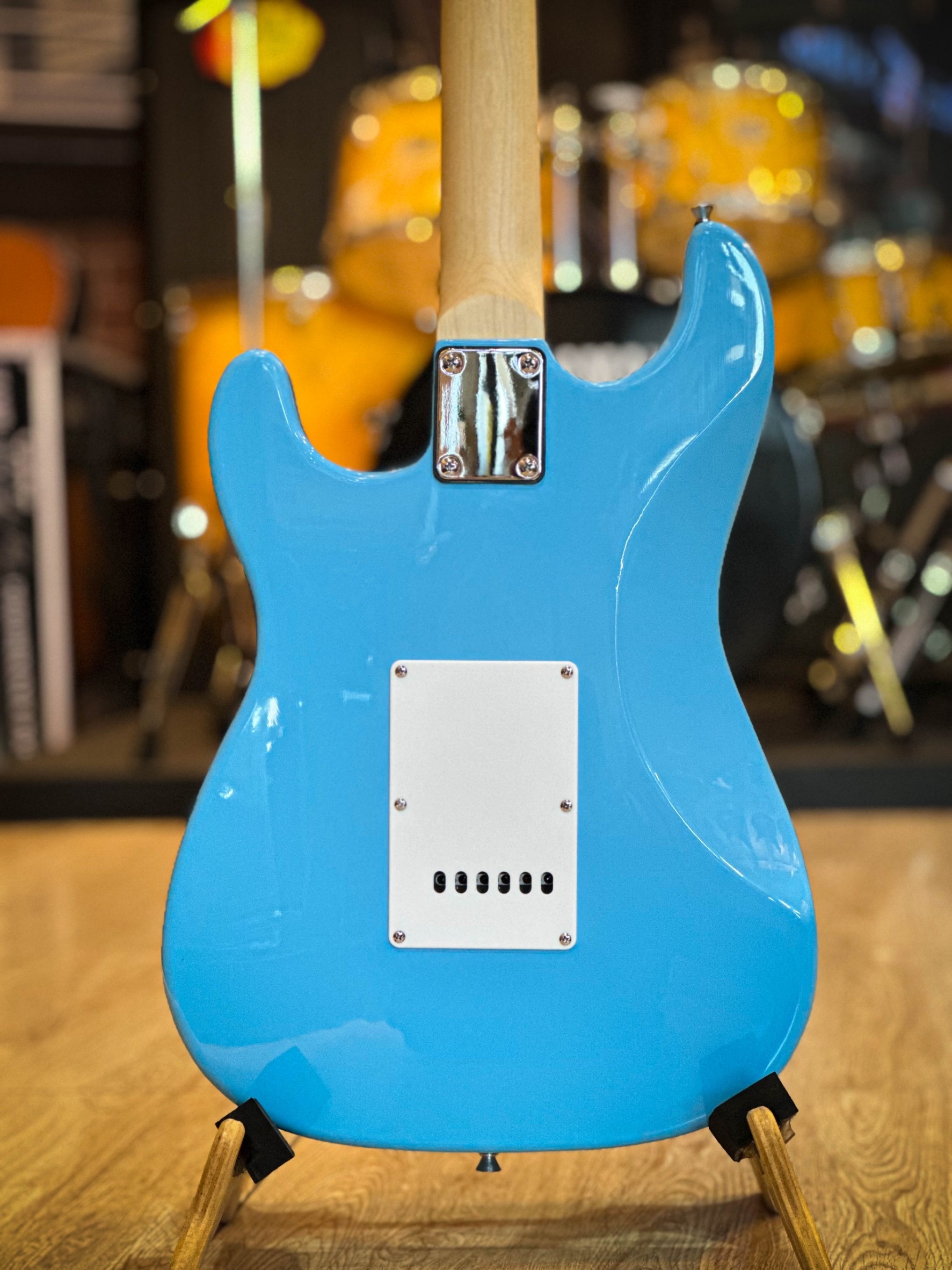 กีต้าร์ไฟฟ้า Siam music SM-02-F คอขาว สีฟ้า ปิ๊กอัพ HSS พร้อมเซต ตู้แอมป์ DE-20 ฟรี กระเป๋า สายแจ็ค ปิ๊ก2อัน