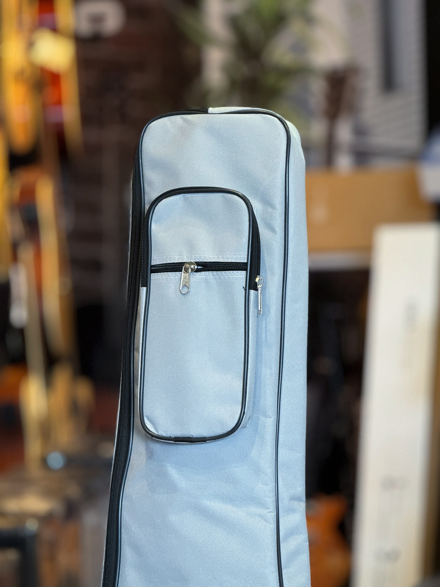 Fender กระเป๋าเบสไฟฟ้า บุฟองน้ำหนา 5 มิล ซอฟเคสเบสไฟฟ้า พร้อมสายคล้องคอ หูหิ้ว สายสะพายไหล่ปรับได้ สำหรับเบสทุกรูปทรง ขนาดมาตรฐาน 4-5 สาย