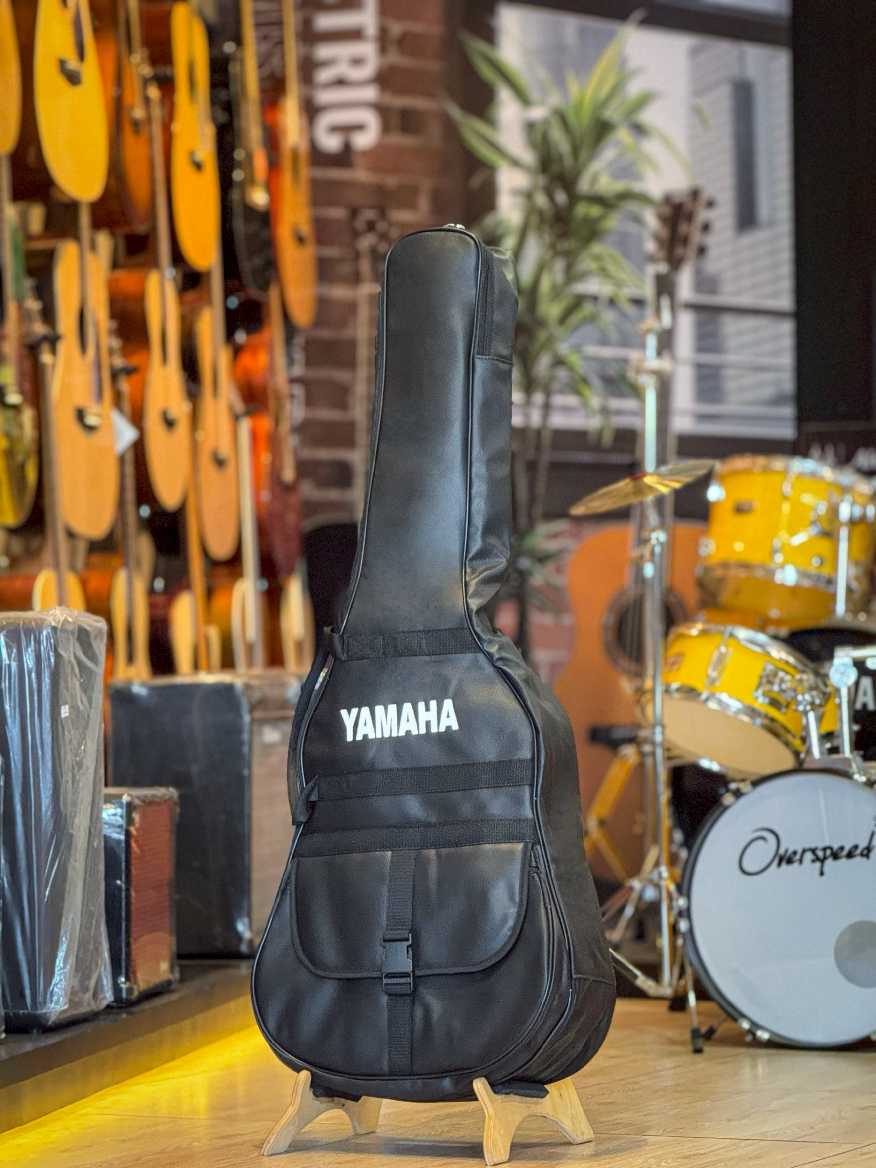กระเป๋ากีต้าร์โปร่ง Yamaha ขนาด 41 นิ้ว กระเป๋าหนัง มีบุฟองน้ำ มีสายสะพายด้านหลัง มีช่องด้านหน้า