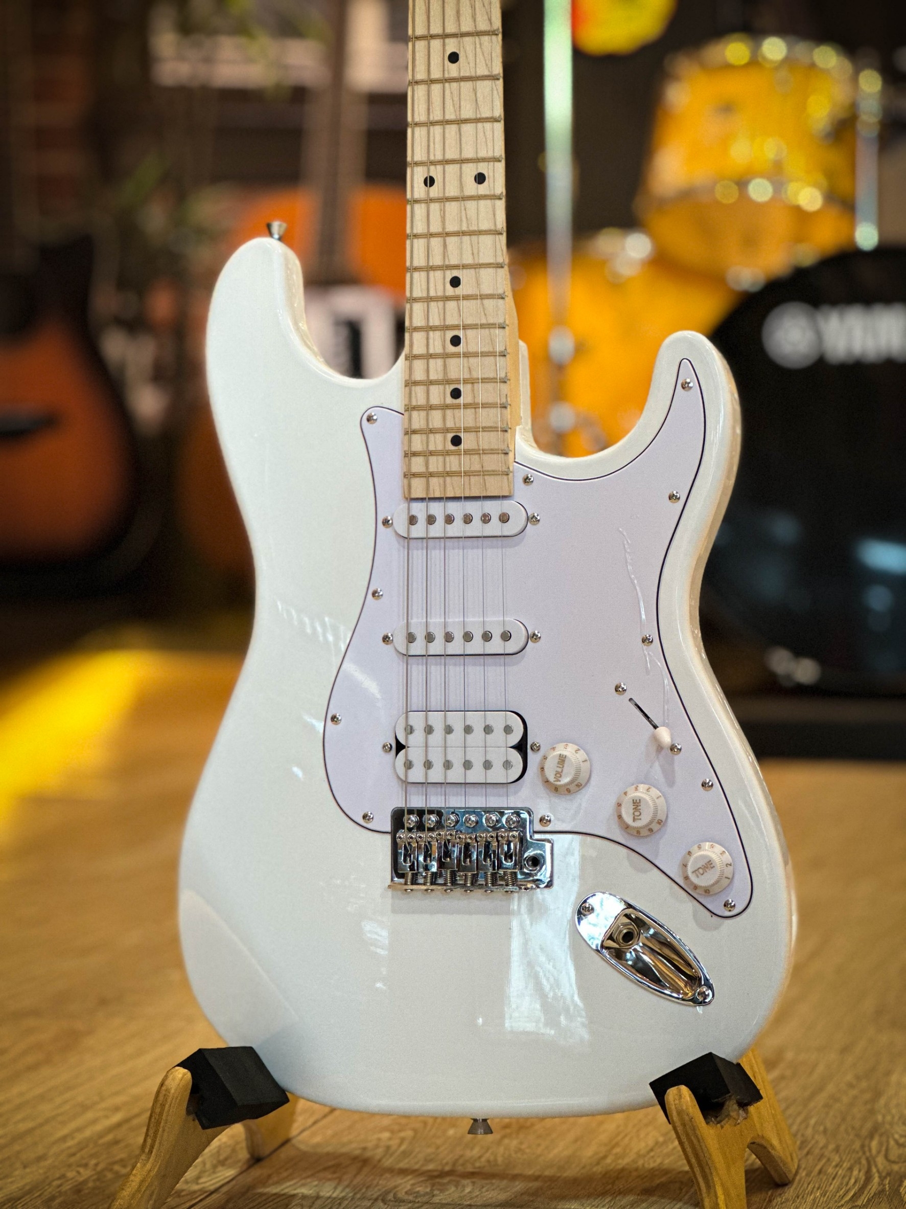 กีต้าร์ไฟฟ้า Siam music SM-02-F คอขาว สีขาว ปิ๊กอัพ HSS พร้อมเซต ตู้แอมป์ DE-20 ฟรี กระเป๋า สายแจ็ค ปิ๊ก2อัน