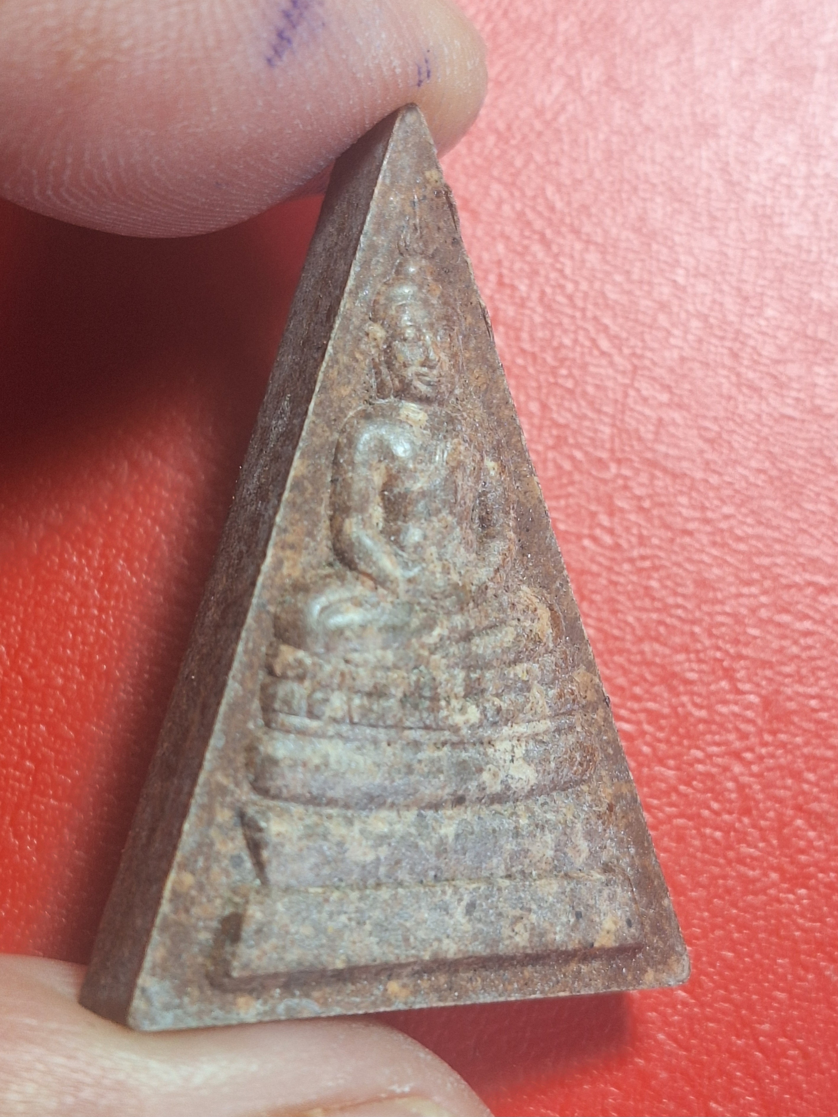 พระพุทธนวมมหาราชายุจฉับปริวัตนมงคล พระผงพิมพ์สามเหลี่ยมหลัง ภปร. ปี๒๕๔๒(องค์ที่1)