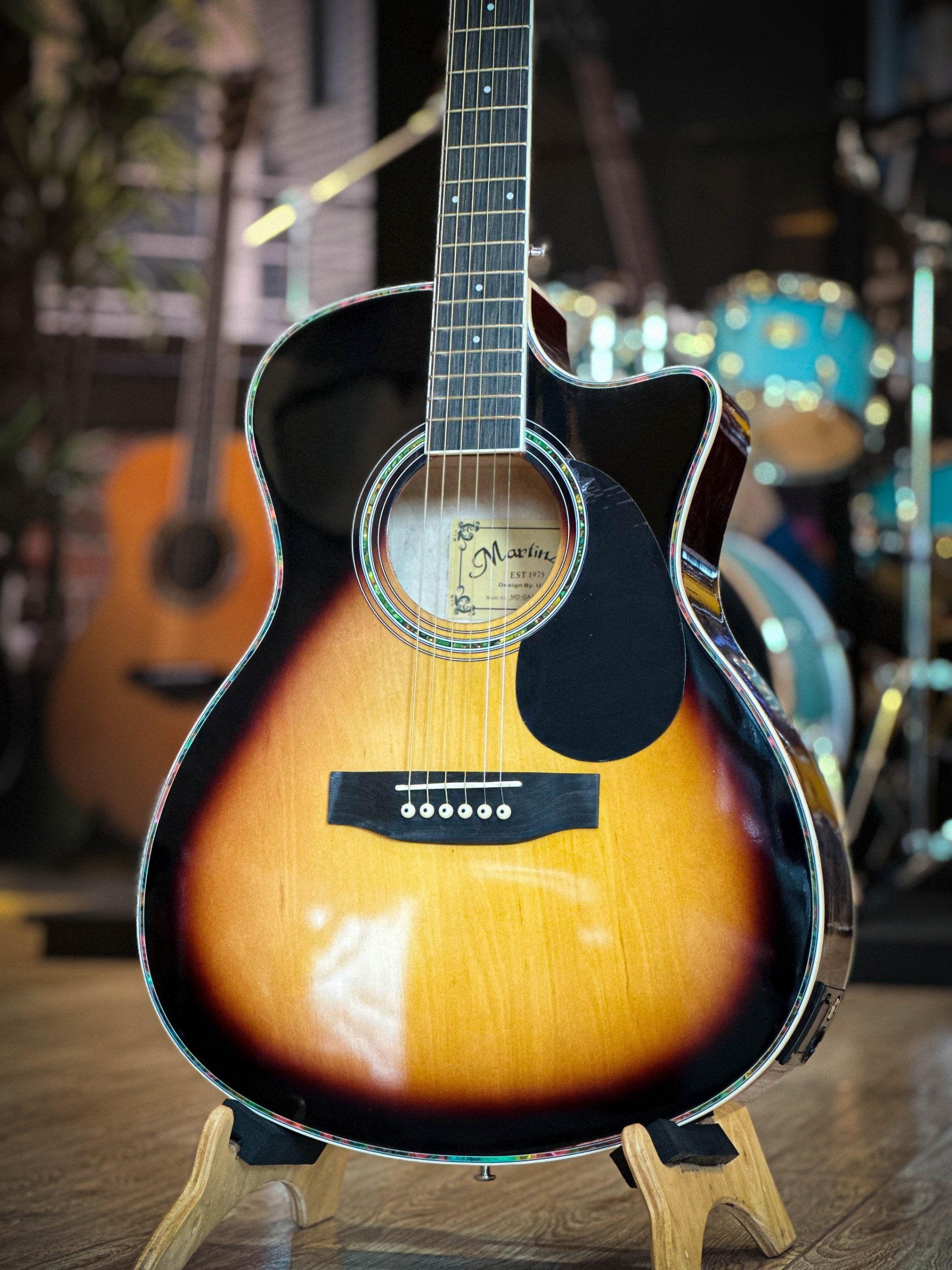 กีต้าร์โปร่งไฟฟ้า GA-40 ขนาด 40 นิ้ว EQ KLT-40 สีซันเบิร์น พร้อมของแถมครบชุด เครื่องตั้งสาย สายสะพาย และใบคอร์ด