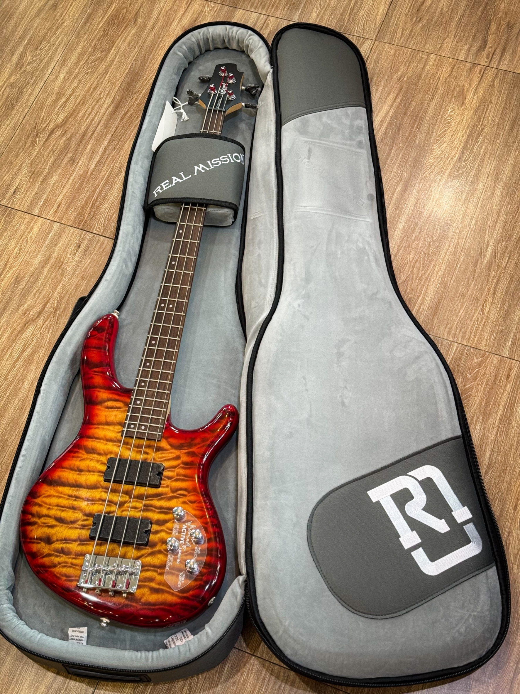 ซอฟเคสเบส Real Mission รุ่นผ้า ดำ/เทา ฟองน้ำหนามาก 20 มิล กระเป๋ากีต้าร์เบส มีหมอนรองคอ - ป้องกันการกระแทกอย่างดี