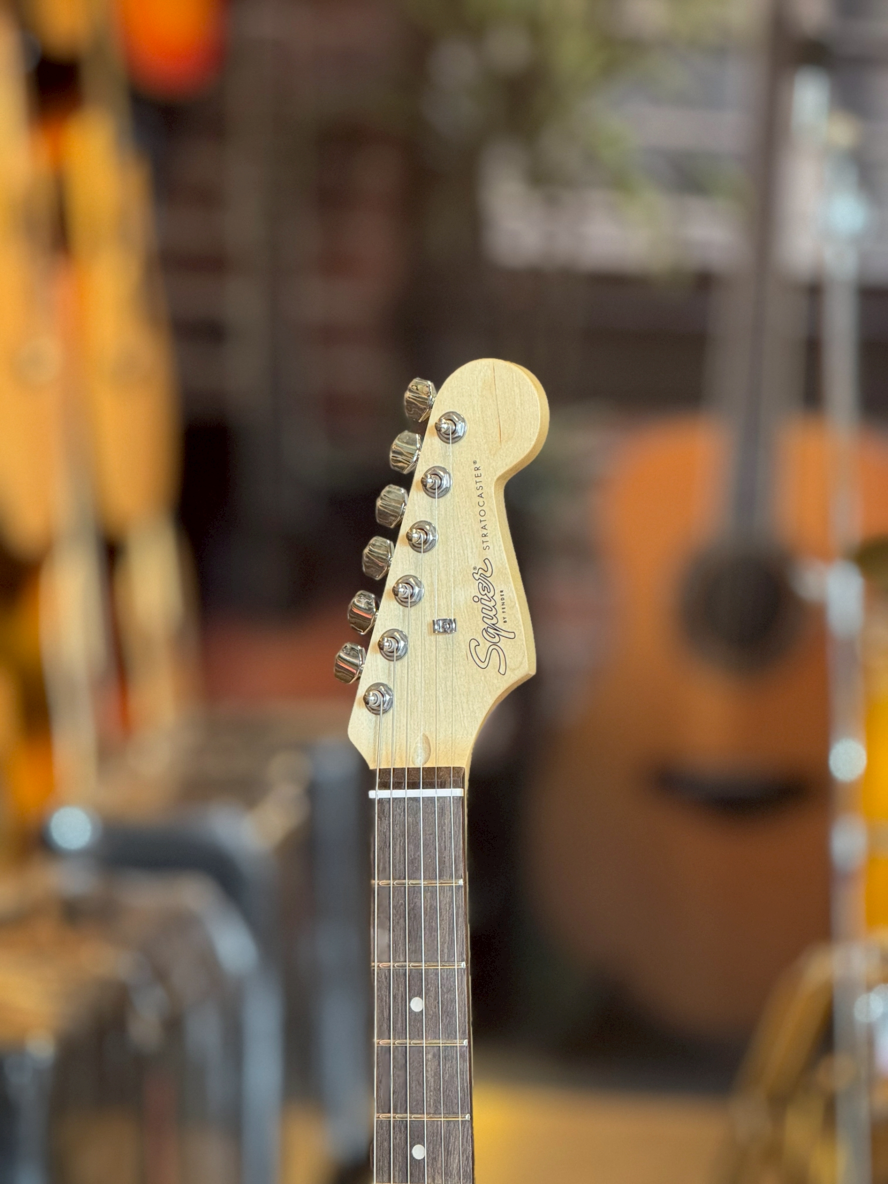 กีตาร์ไฟฟ้า Squier Debut Stratocaster HSS (สี Sea Foam Dreen / Dakota Red ) พร้อม ปิ๊ก คันโยก