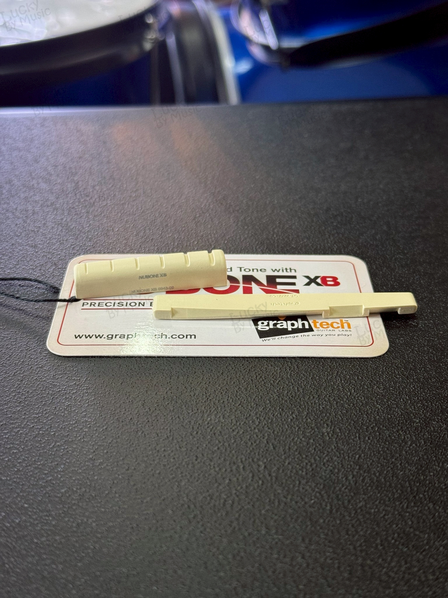 Graphtech ชุด Nut / แซดเดิล Saddle รุ่น NuBone รุ่น XB วัสดุสังเคราะห์เทียมกระดูก คุณภาพของเสียงดีขึ้น 80%