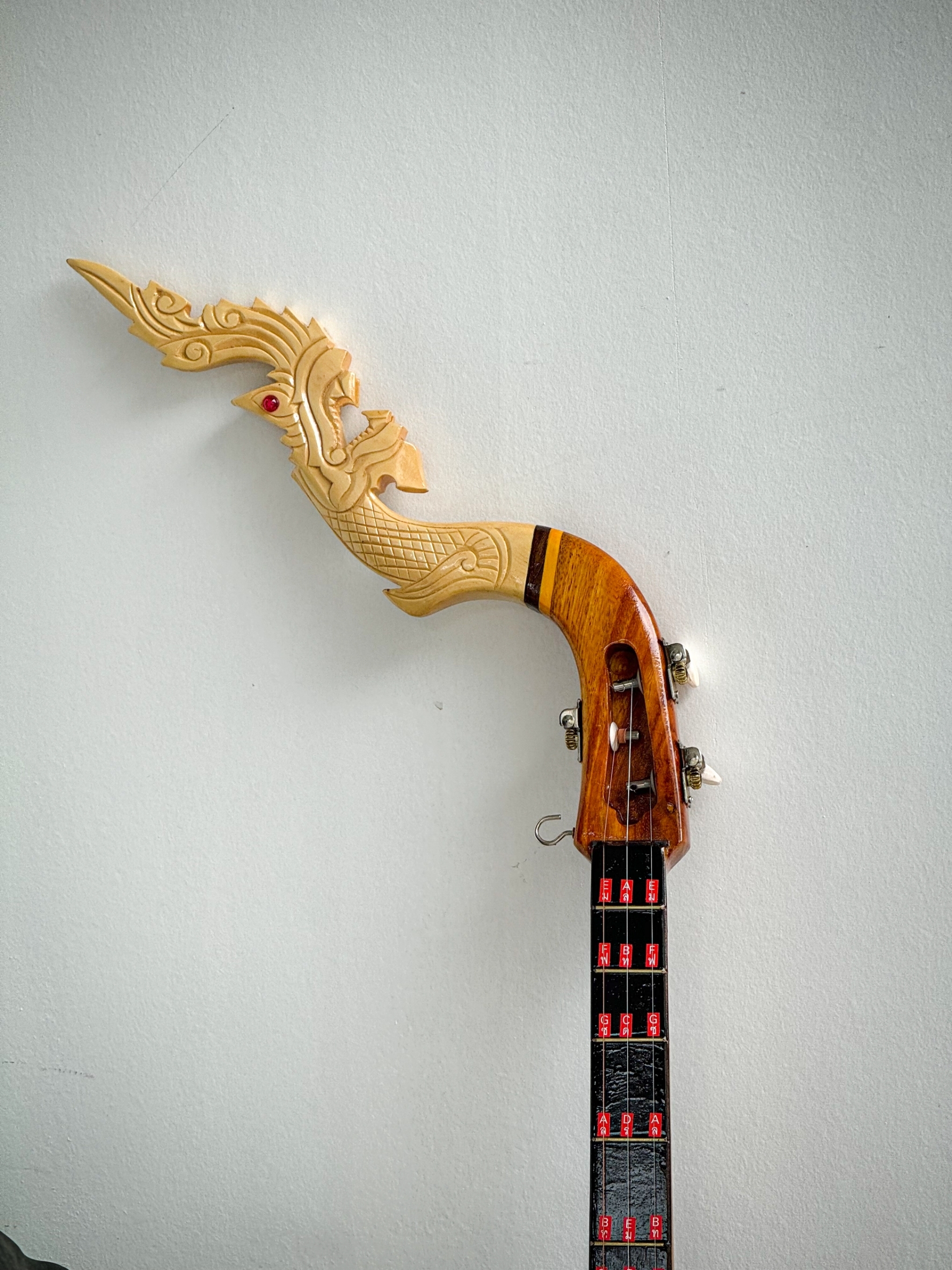 พิณโปร่งไฟฟ้า ไม้ขนุนอย่างดี หัวพิณเป็นหัวพญานาคสามาถถอดได้ พร้อม ปิ๊ก สายสพาย สายแจค กระเป๋า