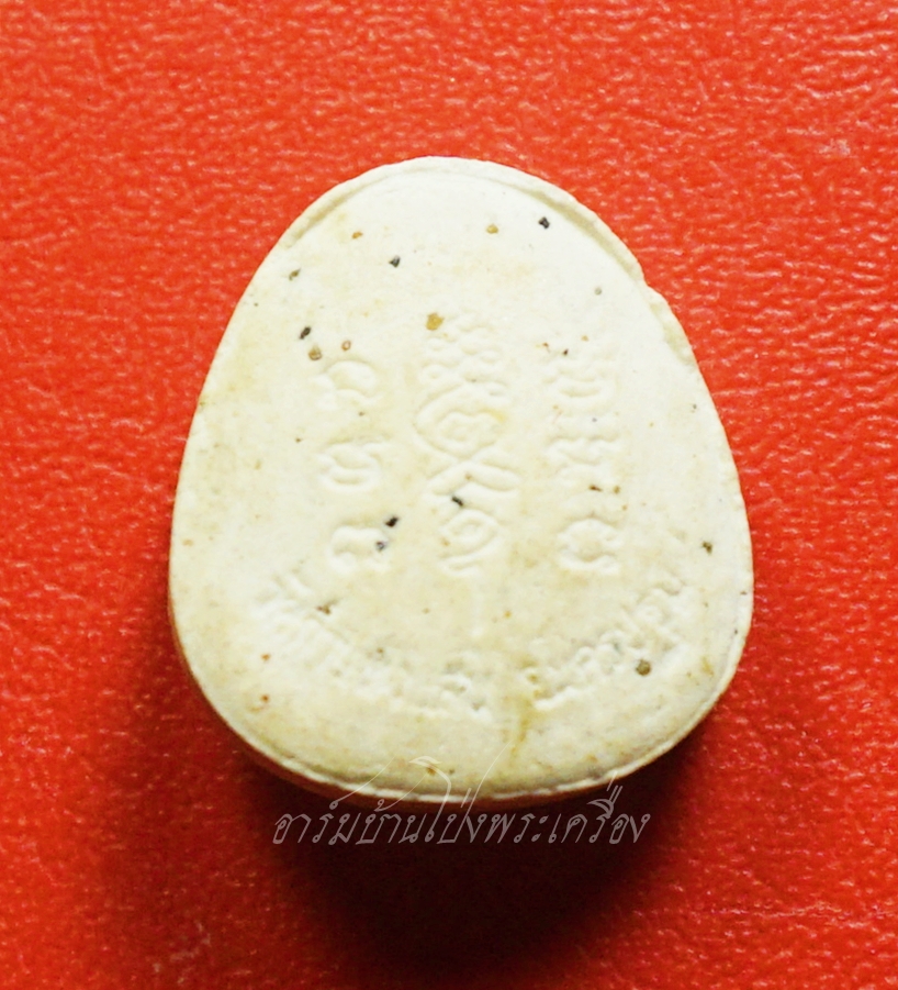 หลวงปู่แผ้ว วัดกำแพงแสน พระผงปิดตาจิ๋ว ออกงานปิดทอง ปี๒๕๕๐ เนื้อผงสีขาว ฝังตะกรุด(องค์ที่2)