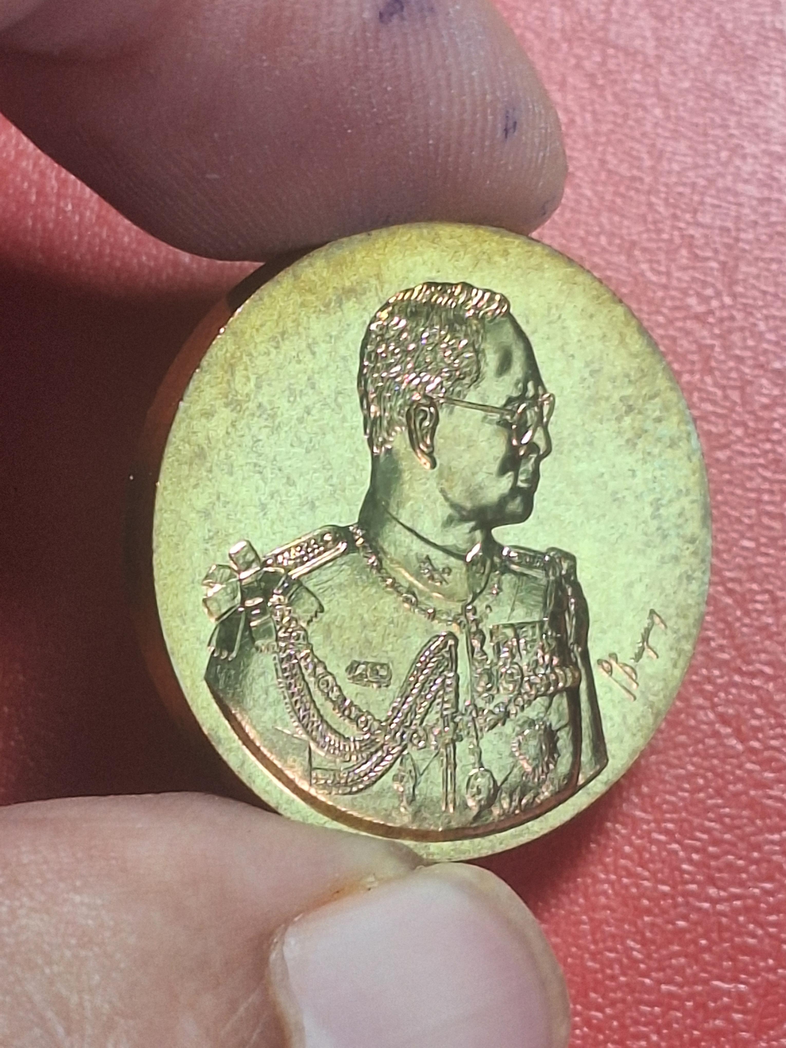 เหรียญในหลวง ผลิตที่ โมเน่ร์เดอปารีส รุ่นเฉลิมพระเกียรติ พร้อมตลับพลาสติกเดิม ปี2546(องค์ที่1)