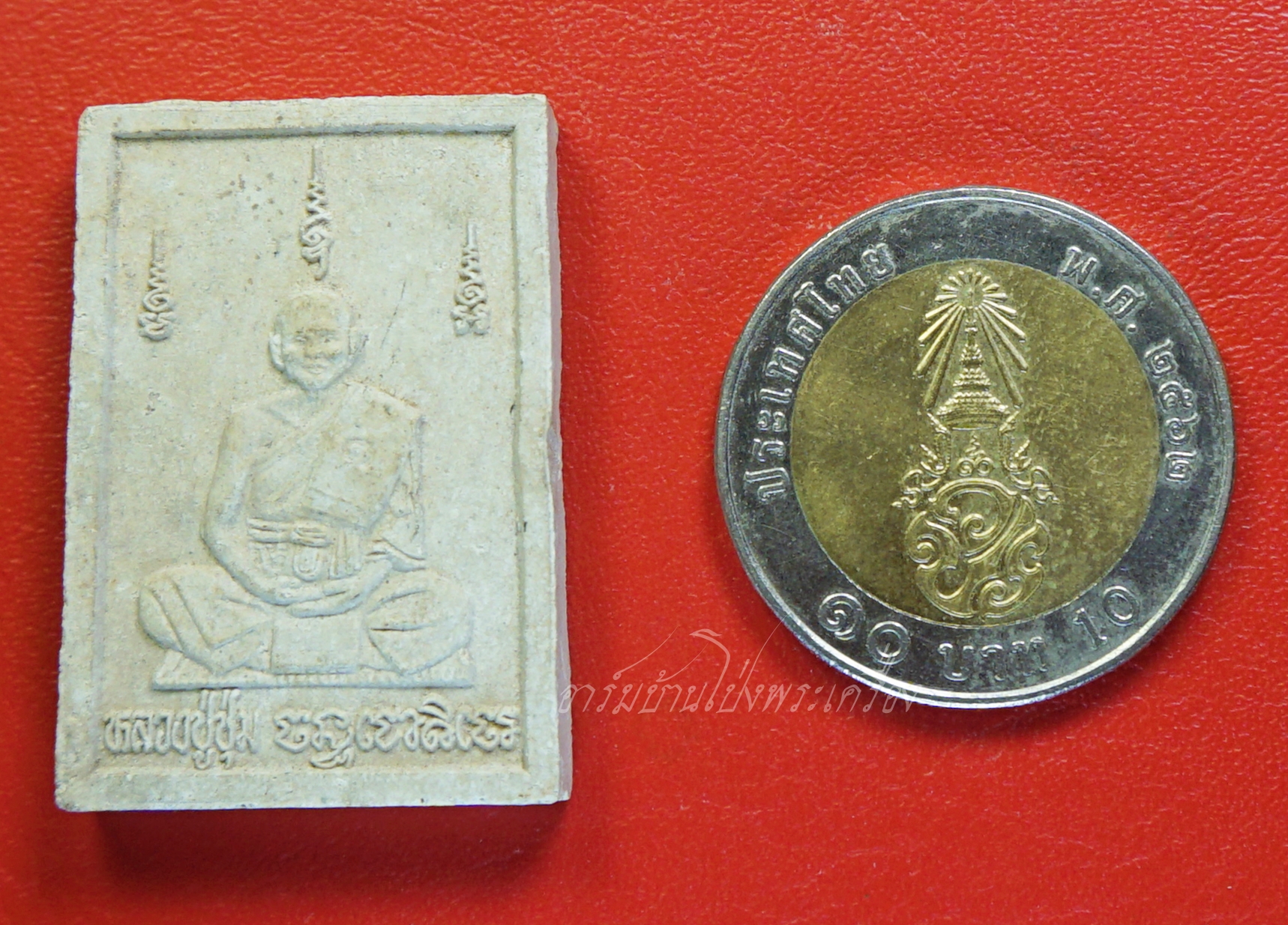 หลวงพ่อชุ่ม วัดท่ามะเดื่อ หลัง หลวงพ่อไฮ้ พระผงสีขาว(องค์ที่1)