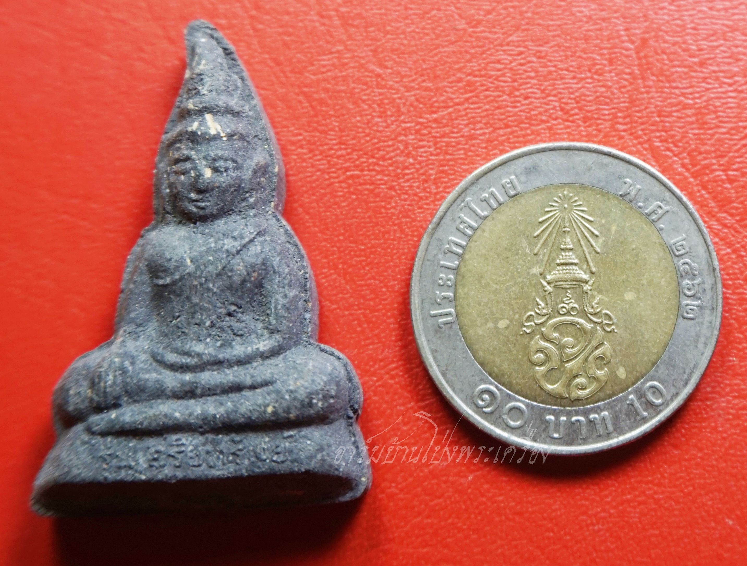 หลวงปู่แผ้ว ปวโร วัดกำแพงแสน พระท่ากระดาน รุ่นอริยทรัพย์ เนื้อผงสีดำ(องค์ที่2)