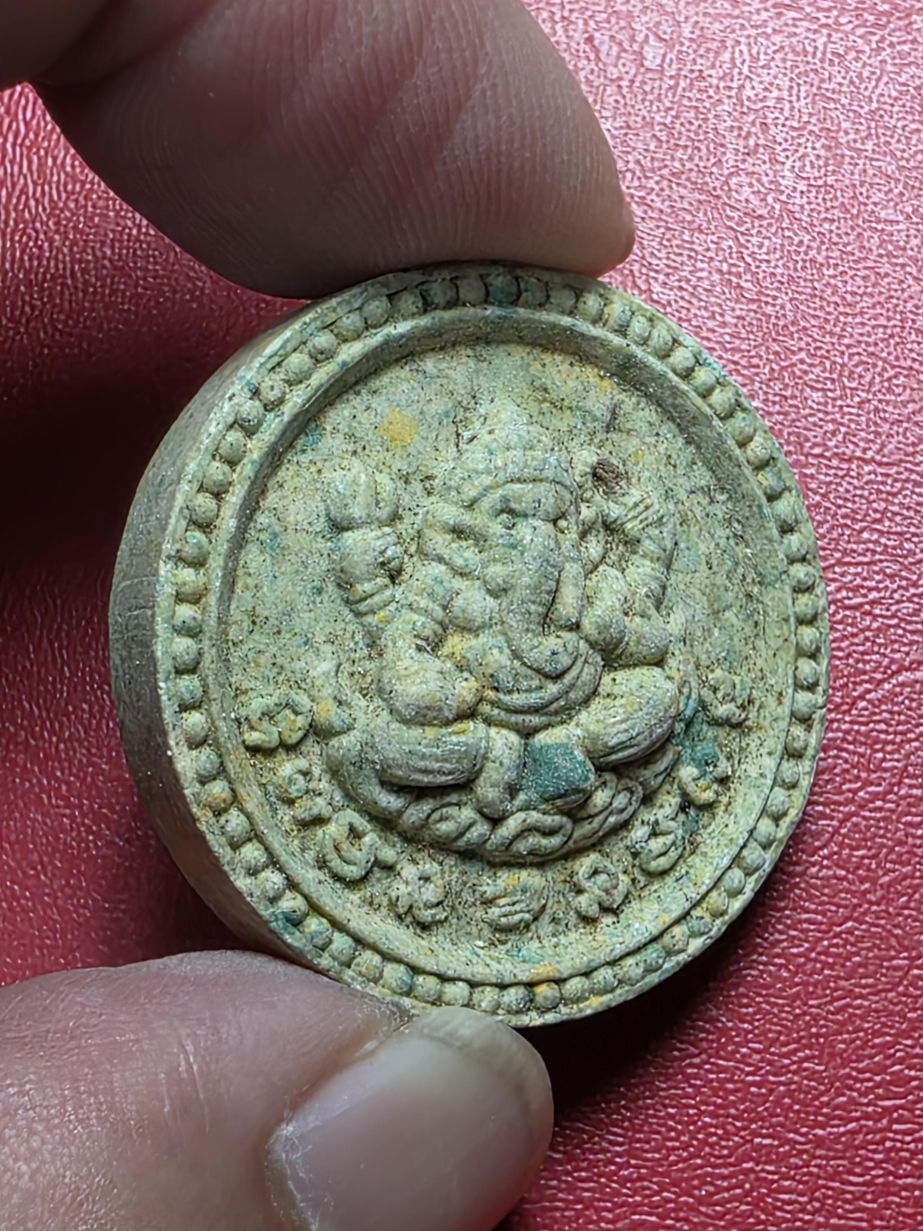 หลวงปู่แผ้ว ปวโร วัดกำแพงแสน หลังพระพิฆเนตร เนื้อผงพุทธคุณ(องค์ที่1)