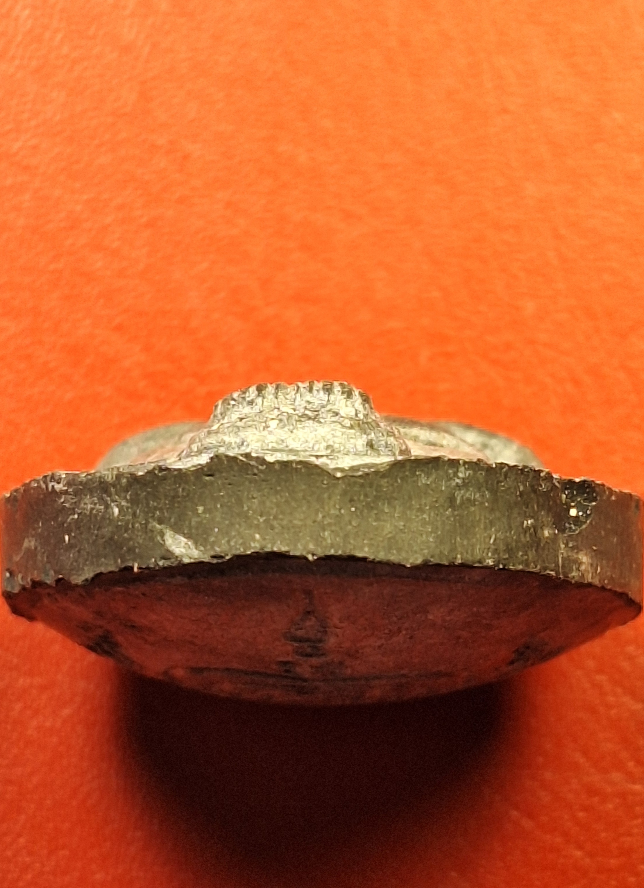 หลวงพ่อแพ วัดพิกุลทอง จ.สิงห์บุรี ปิดตา พิมพ์ใหญ่ เนื้อผงสีดำ ฝังตะกรุด2ดอก(องค์ที่1)