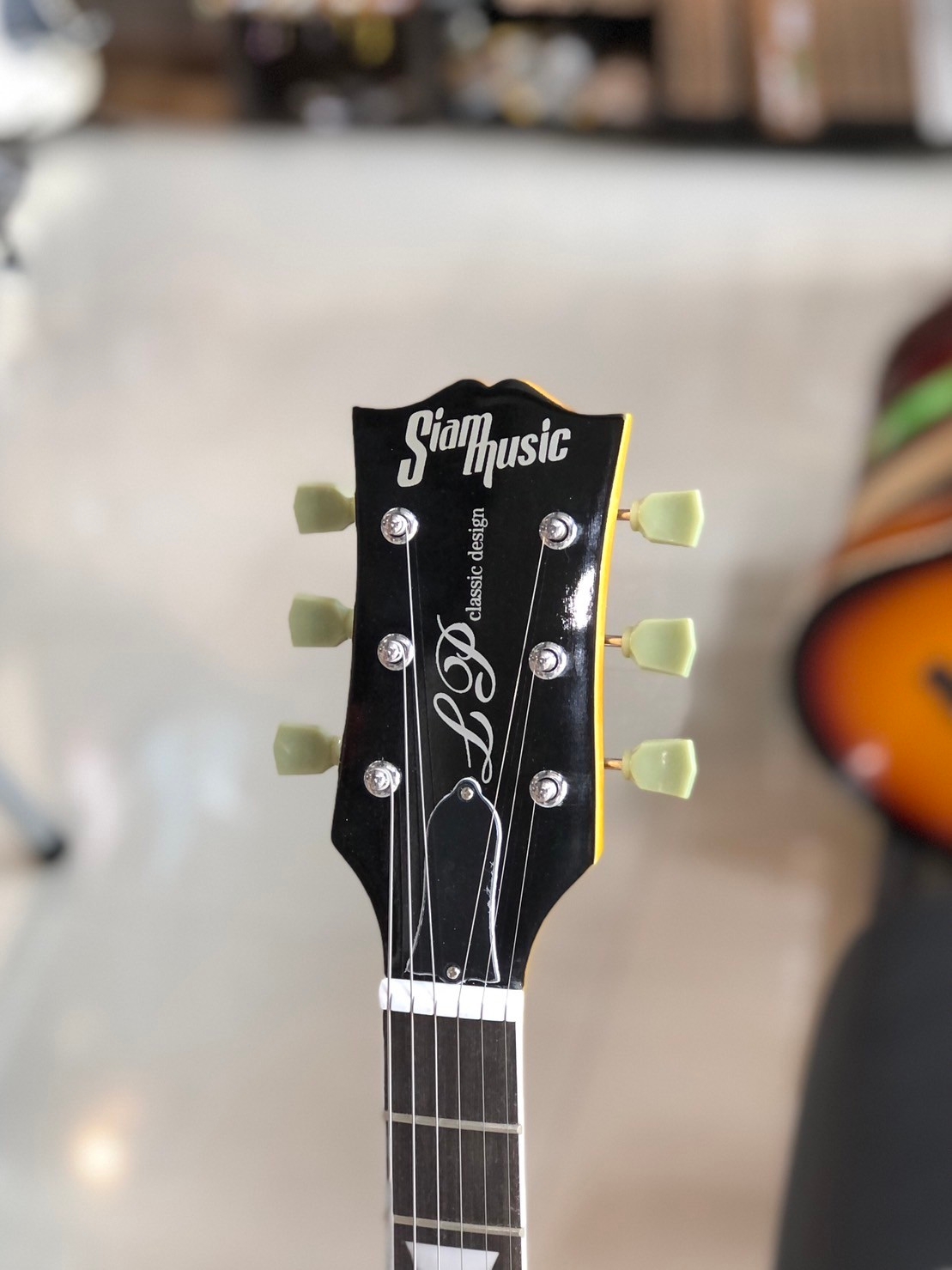 [ส่งด่วน🚚] กีต้าร์ไฟฟ้า Siam Music ทรง LP คลาสสิคดีไซน์ สีส้ม จำนวน 22 เฟรต ปิ๊กอัพ HH แถมฟรี ปิ๊ก3อัน/สายแจ็ค