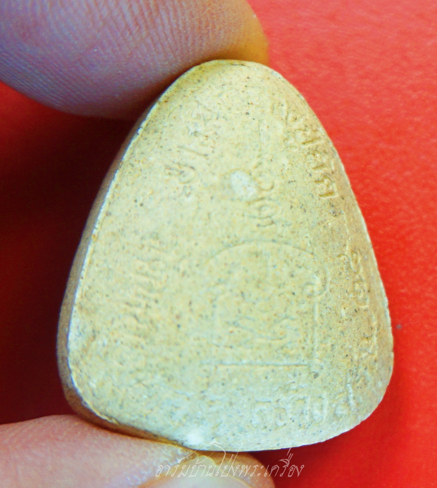 หลวงพ่อยิด วัดหนองจอก เนื้อผงสีขาว ฝังตะกรุดหนึ่งดอก(องค์ที่1)