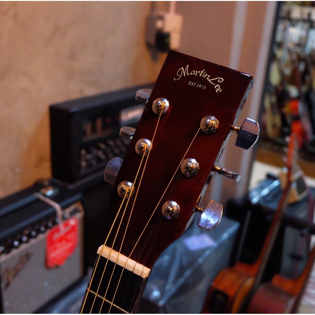 Martin Lee กีต้าร์โปร่ง 38 นิ้ว สีซันเบิร์น มีเหล็กดามคอ แถมฟรี กระเป๋า ปิ๊ก ที่เก็บปิ๊ก จูนเนอร์ สายสะพายและใบคอร์ด