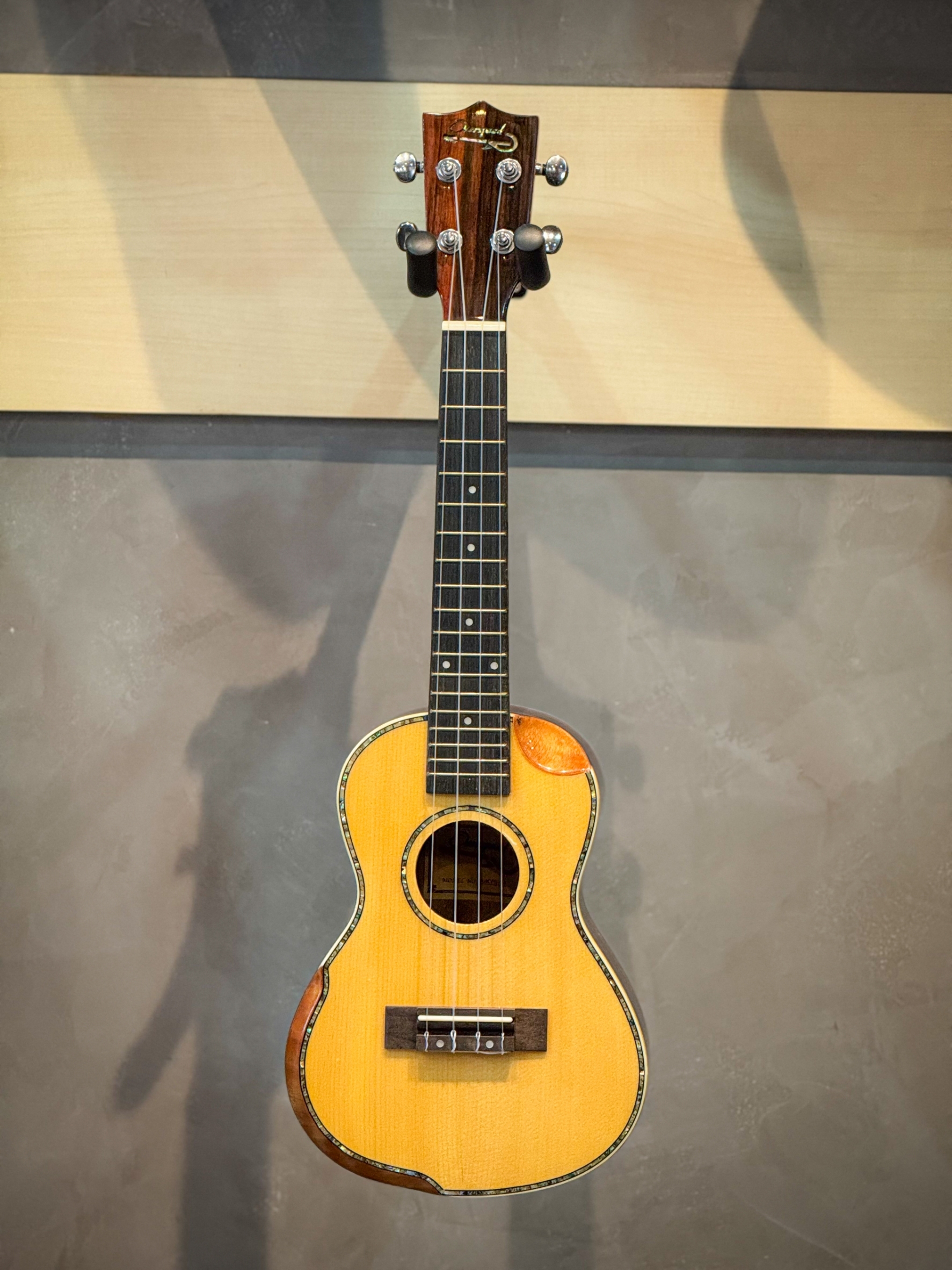 อูคูเลเล่ไฟฟ้า Top solid Overspeed รุ่น A-KYS-21 / A-KYS-24 หน้าไม้แท้ ไซส์ Soprano / Concert พร้อม กระเป๋า / ปิ๊ก / ที่เก็บปิ๊ก