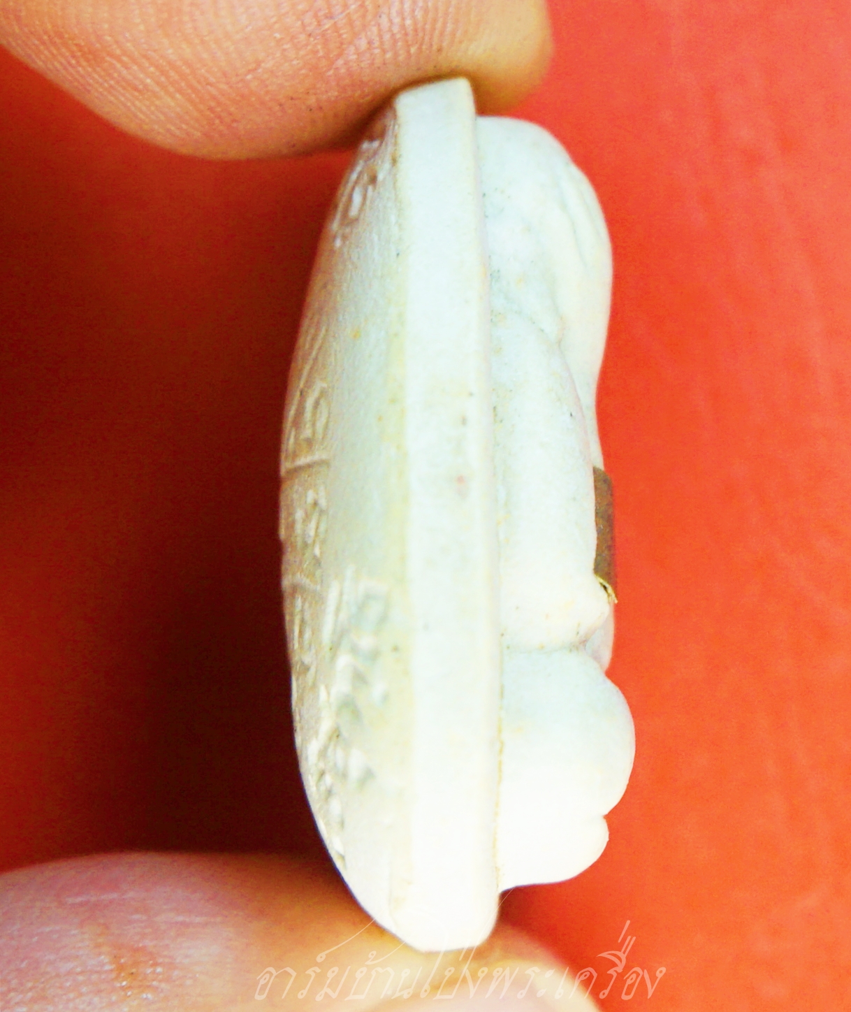 หลวงพ่อคูณ วัดบ้านไร่ ปิดตา รุ่นปลดหนี้ ปี๒๕๓๙ ตะกรุดแขนขวา เนื้อผงสีขาว(องค์ที่1)