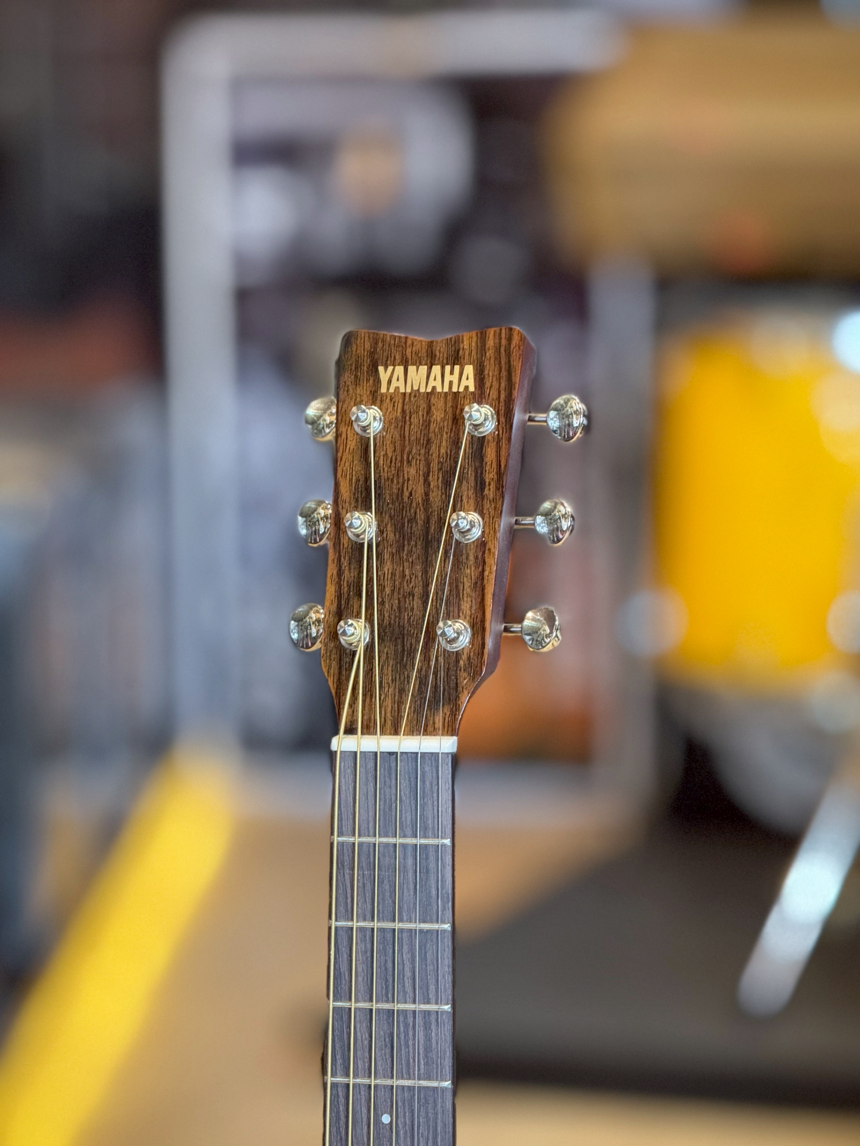 กีตาร์โปร่ง YAMAHA JR2S TOP Solid Spruce Acoustic Guitar สี N/SB พร้อมกระเป๋ากีตาร์ในกล่อง