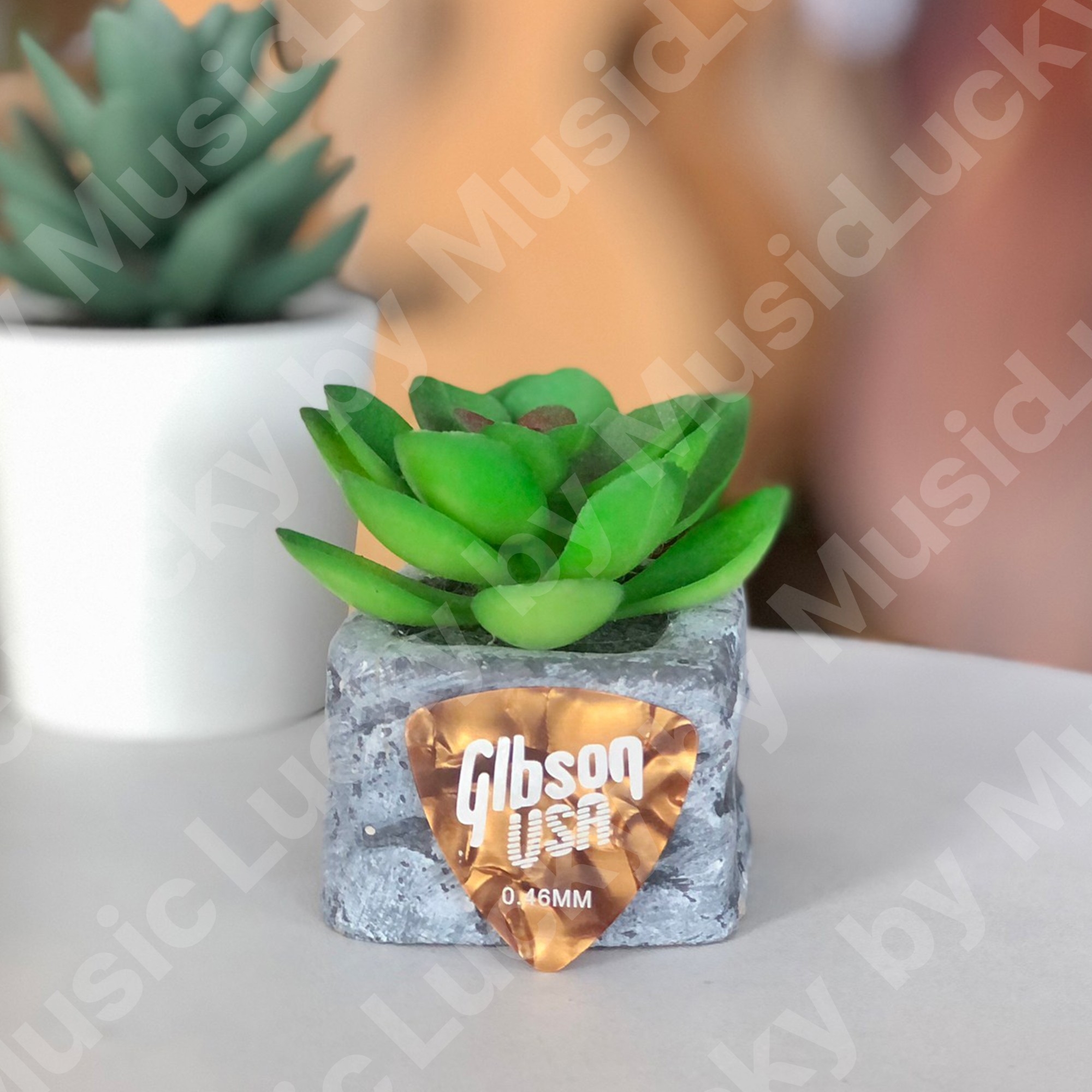 ปิ๊กกีต้าร์ ราคาถูก ปิ๊กกีตาร์ Gibson 0.46 แบบบาง หลากหลายสีสัน ปิ๊กกีต้าร์ ปิ๊ก Guitar Pick * ส่งด่วนในไทย