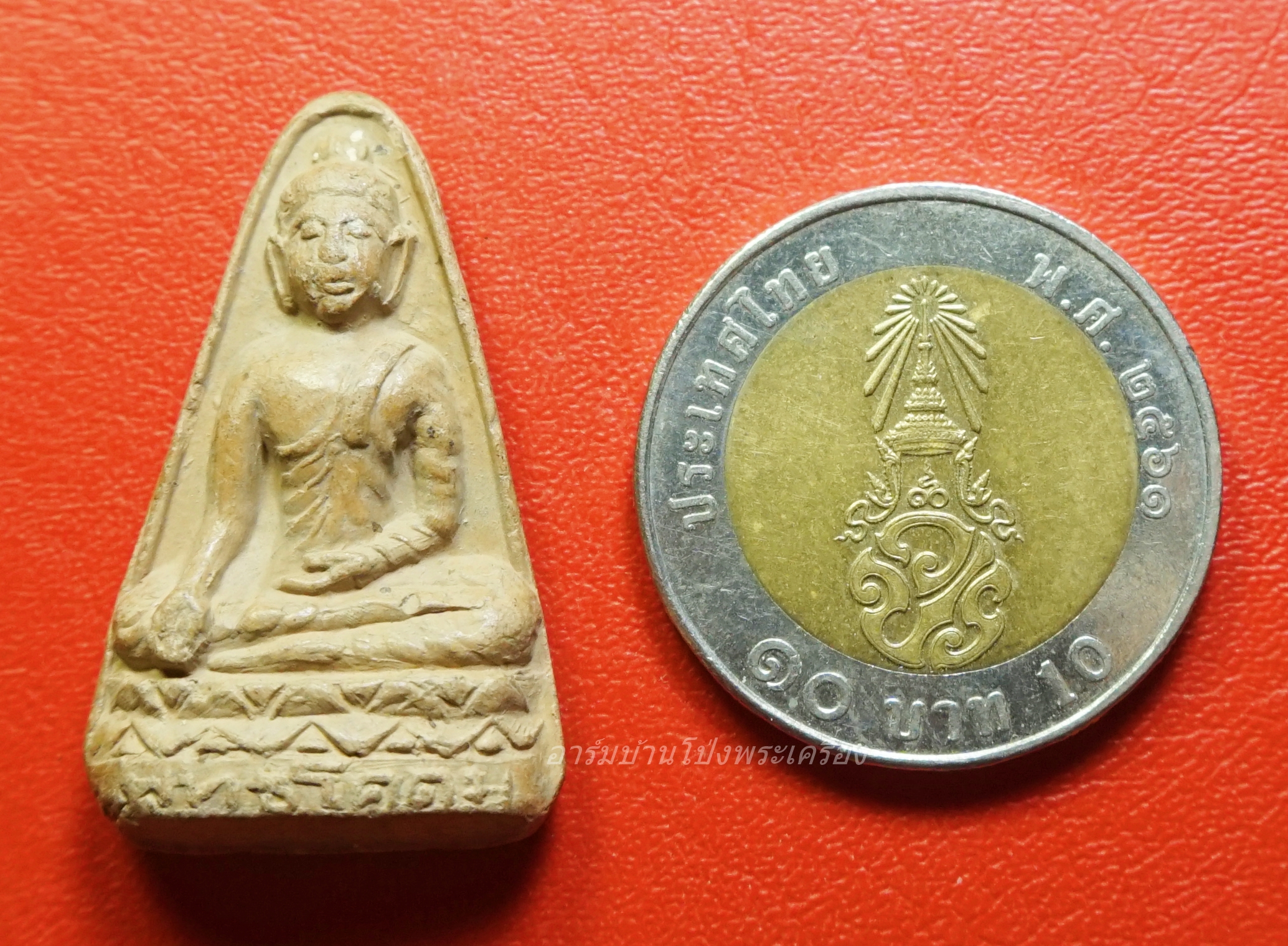 พระพุทธโคดม ปางมารวิชัย หลวงพ่อขอม วัดไผ่โรงวัว จ.สุพรรณบุรี สร้างปี พ.ศ.๒๕๐๕ เนื้อดิน หลังยันต์ห้า(องค์ที่1)