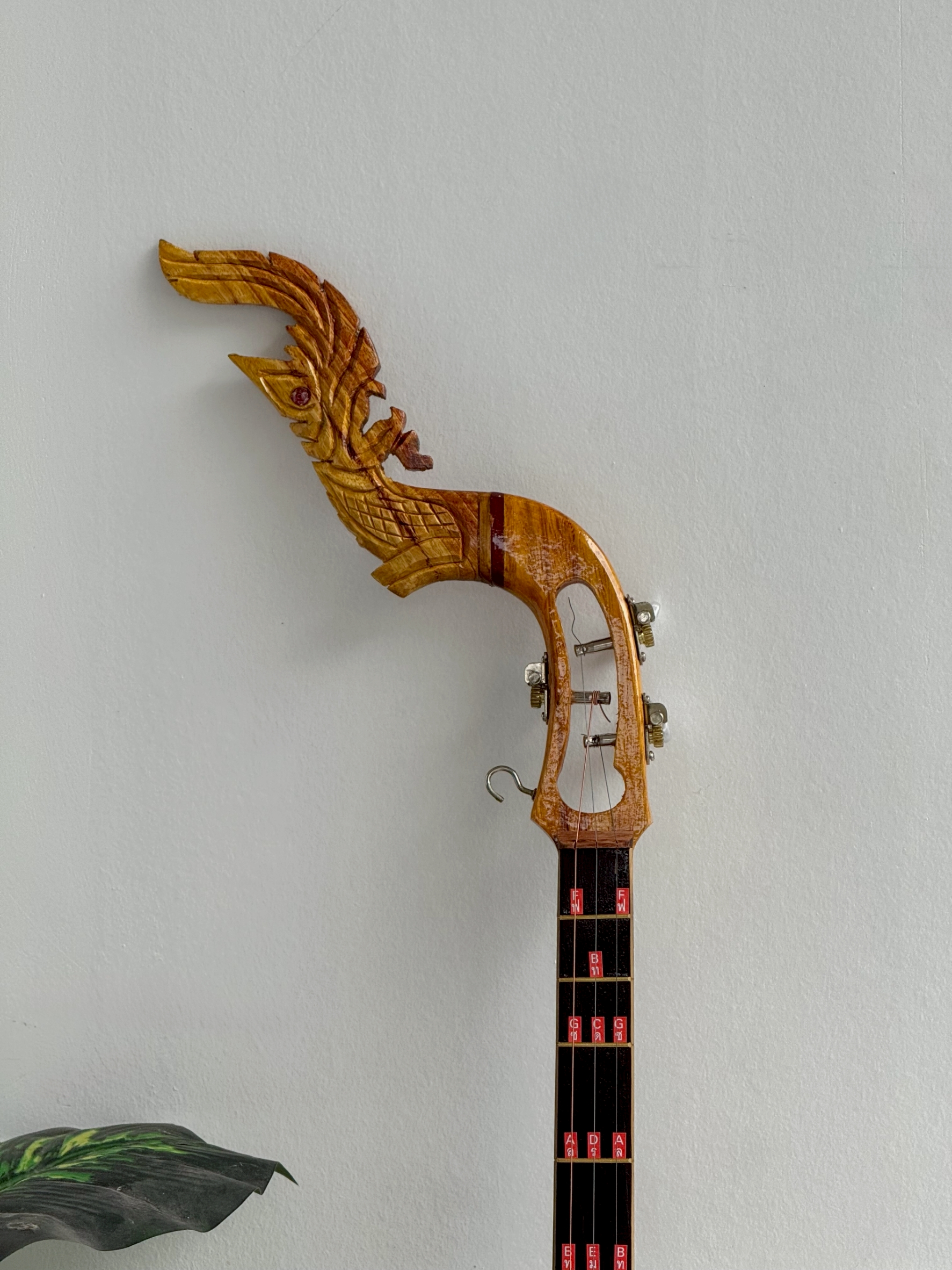 พิณโปร่งไฟฟ้า ซาวโฮลด์กลม สีไม้-สีดำ พร้อม สายแจ็ค สายสพาย หัวพิณพญานาคสามาถถอดได้