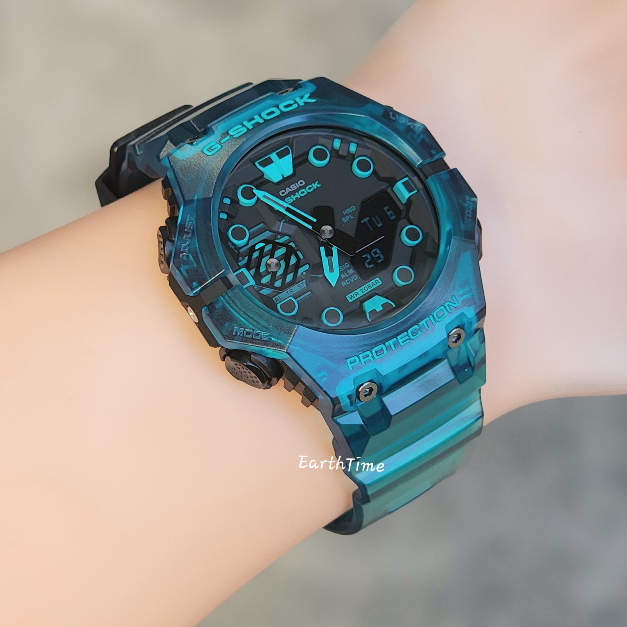 GA-B001G-2A l Carbon Core Guard and Bluetooth l GA-B001 Series l G-SHOCK