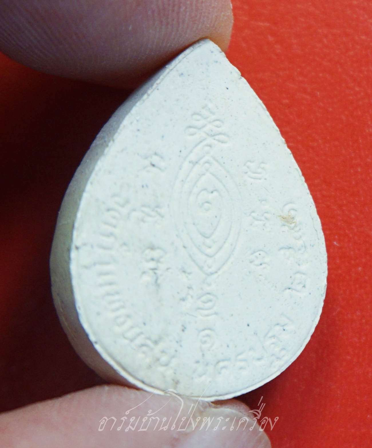 หลวงปู่แผ้ว วัดกำแพงแสน พระผงหยดน้ำ ยุคต้น ออกปี๒๕๔๑ รูปเหมือนนั่งพับเพียบ เนื้อผงสีขาว(องคที่4)