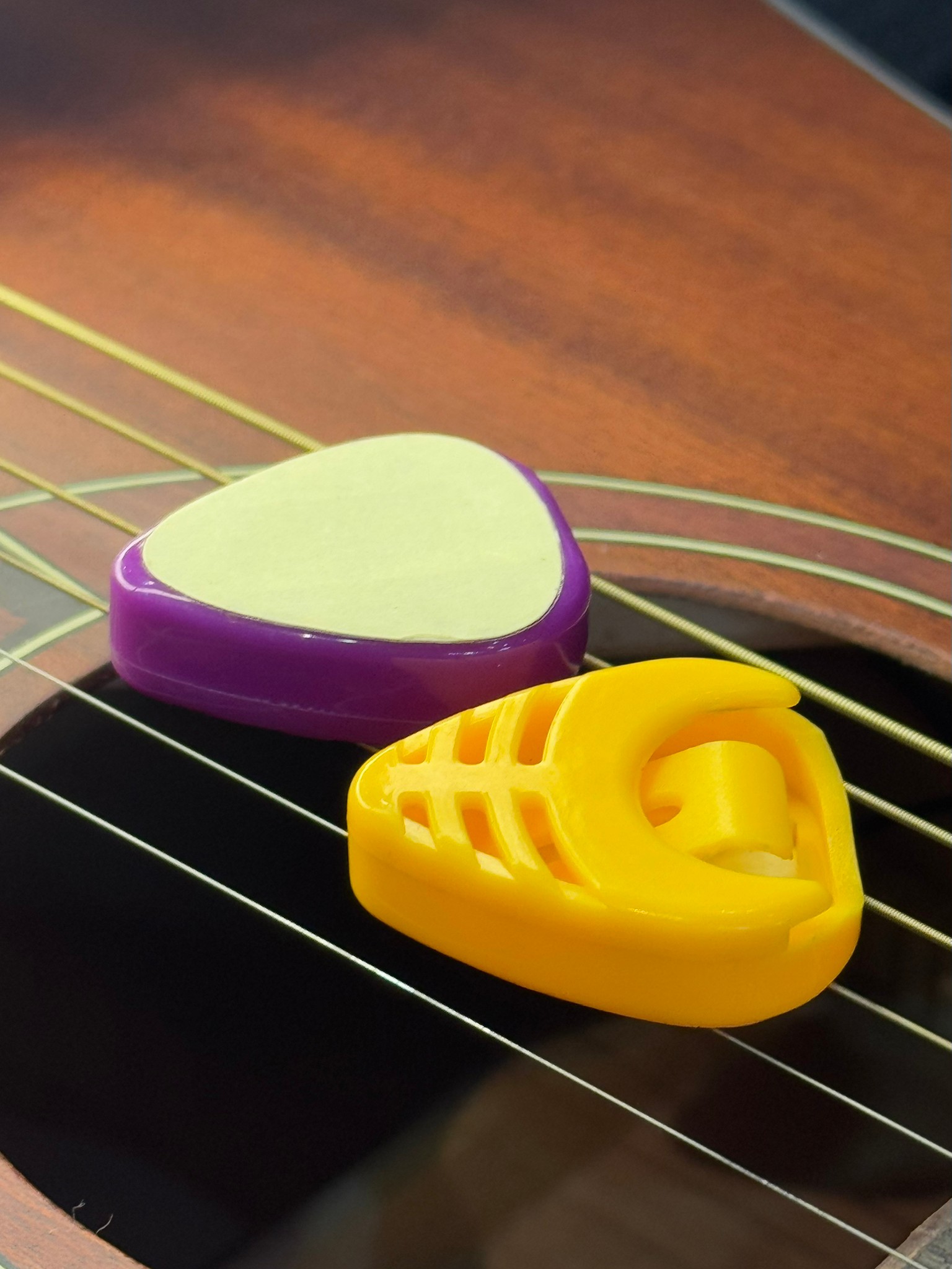 ที่เก็บปิ๊กกีต้าร์ แบบทรงหยดน้ำ / แบบทรงสามเหลี่ยม (สินค้า 1 ชิ้น) มีหลายสี ใช้งานง่าย พกพาสะดวก