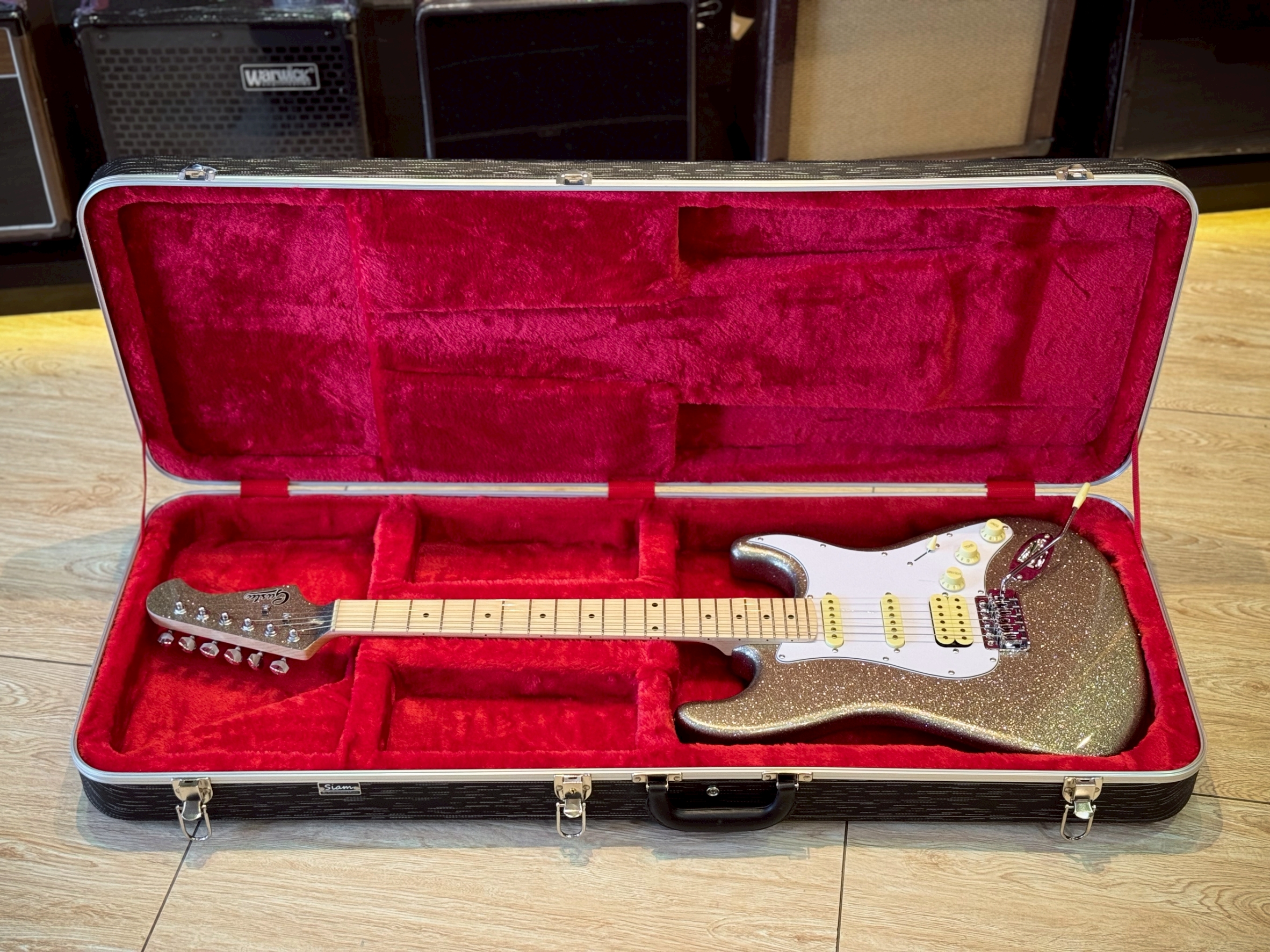 ฮาร์ดเคสกีต้าร์ไฟฟ้า Siam music EC-501 แข็งแรง ทนทาน ด้านในบุกำมะหยี่สีแดง