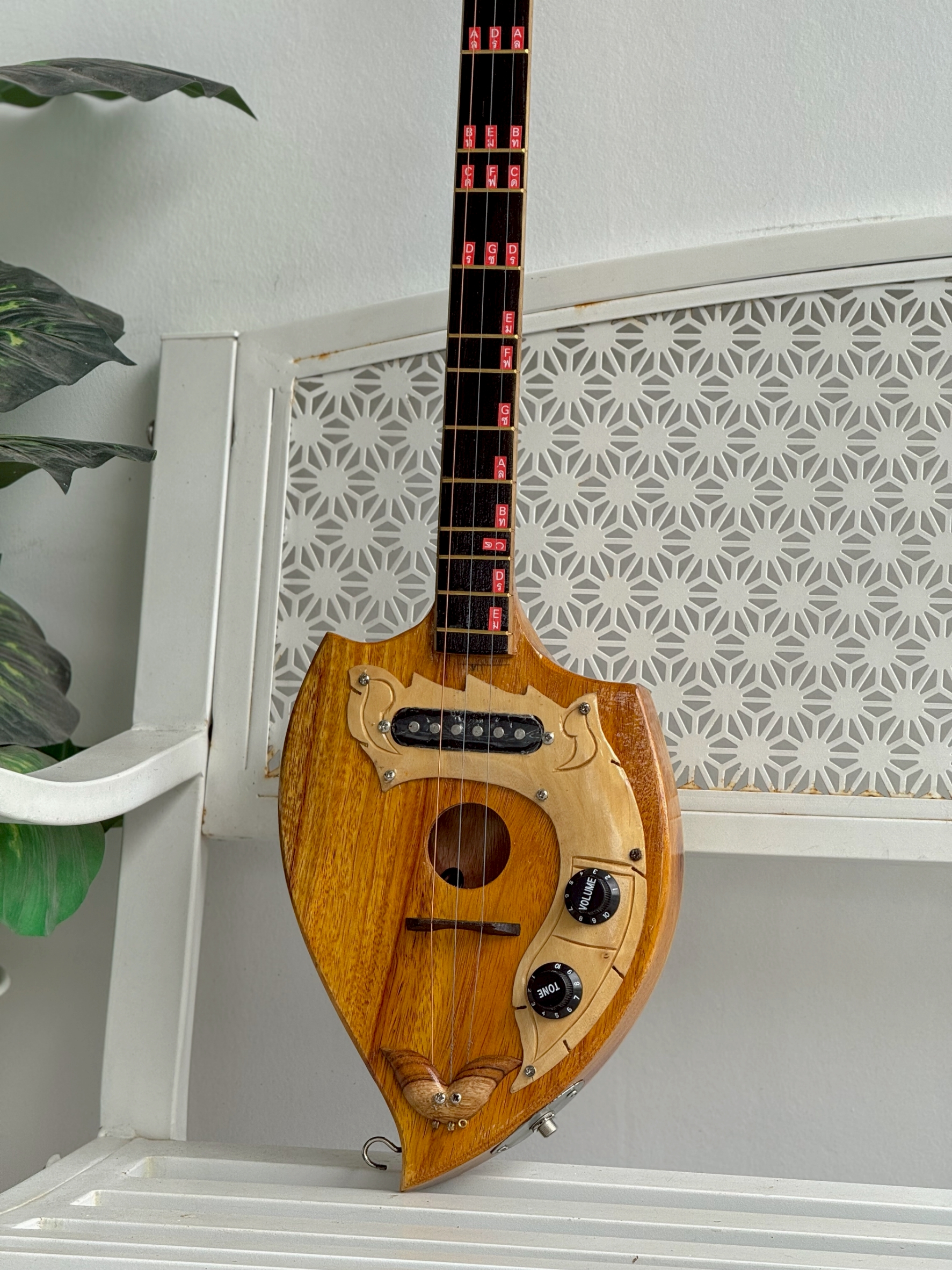 พิณโปร่งไฟฟ้า ซาวโฮลด์กลม สีไม้-สีดำ พร้อม สายแจ็ค สายสพาย หัวพิณพญานาคสามาถถอดได้