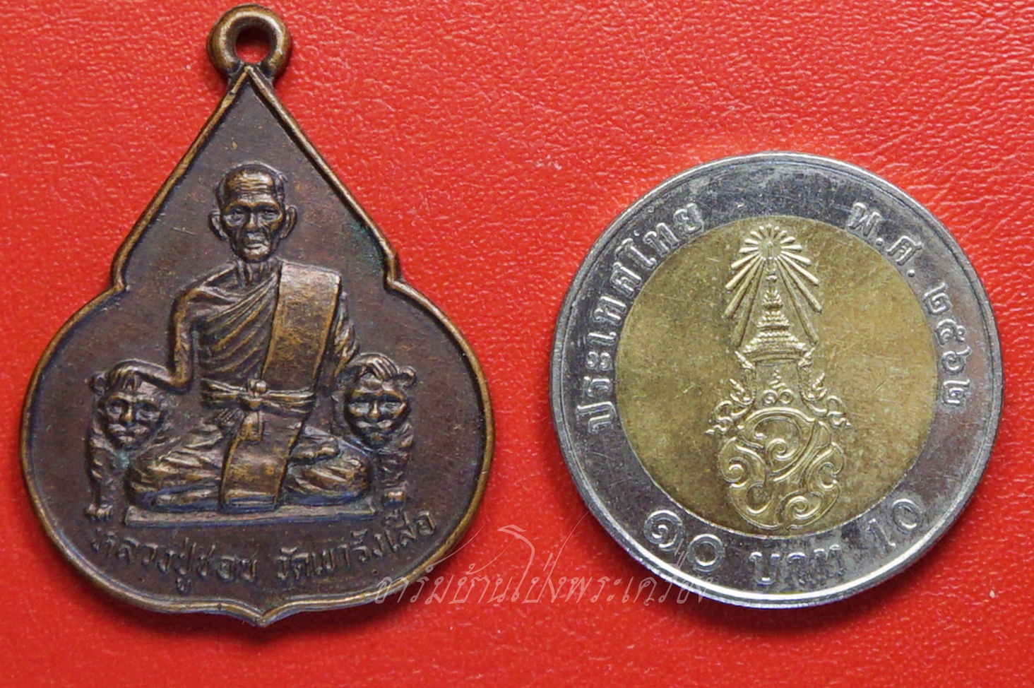 หลวงปู่ชอบ วัดเขารังเสือ รุ่นฉลองอายุ๗รอบ จับหัวเสือ เนื้อทองแดง(องค์ที่3)