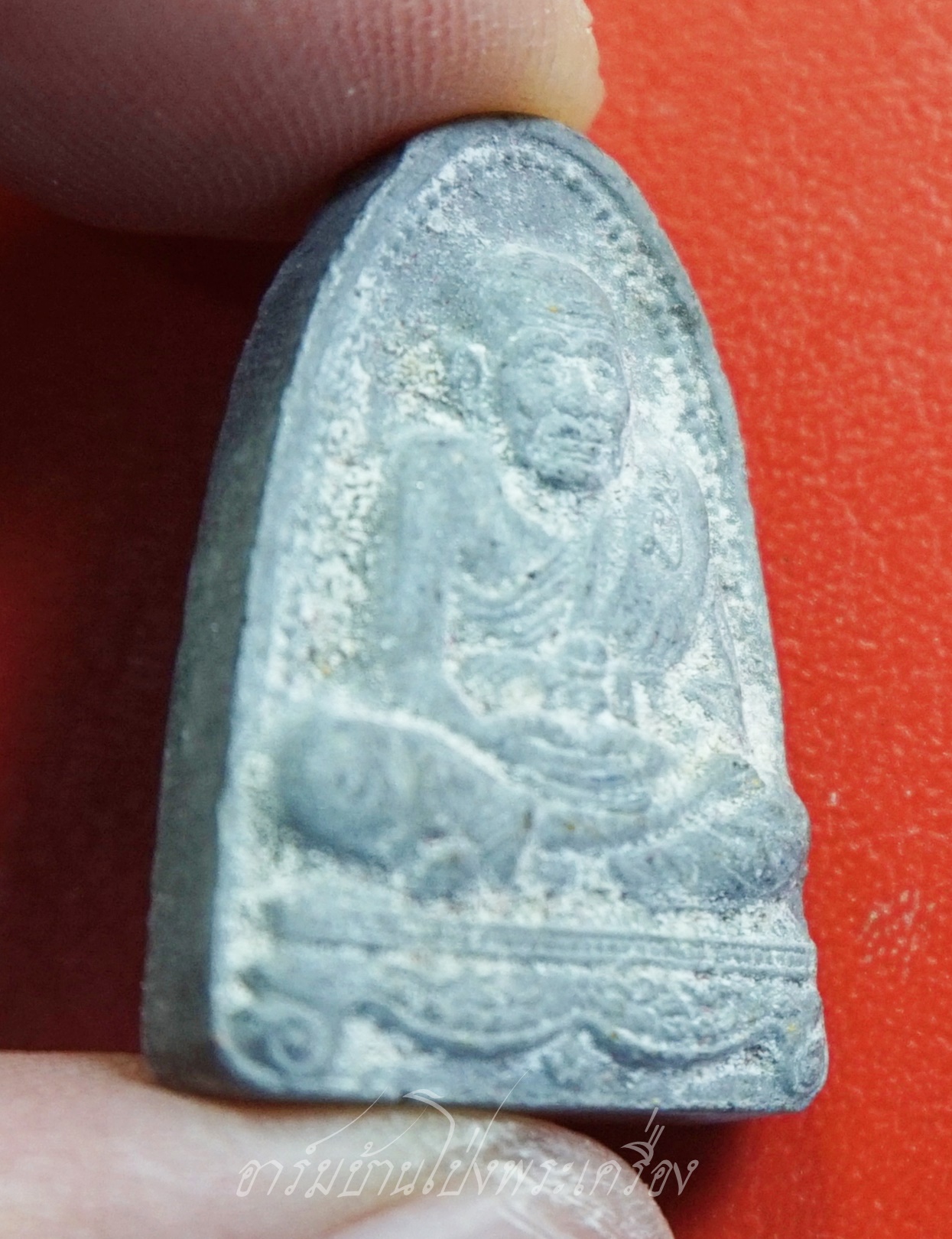 หลวงปู่ทวด รุ่น อยู่รอดปลอดภัย มีทรัพย์เพิ่มพูน หลวงปู่ดิลก ปี๒๕๓๕ เนื้อผงสีดำ(องค์ที่1)