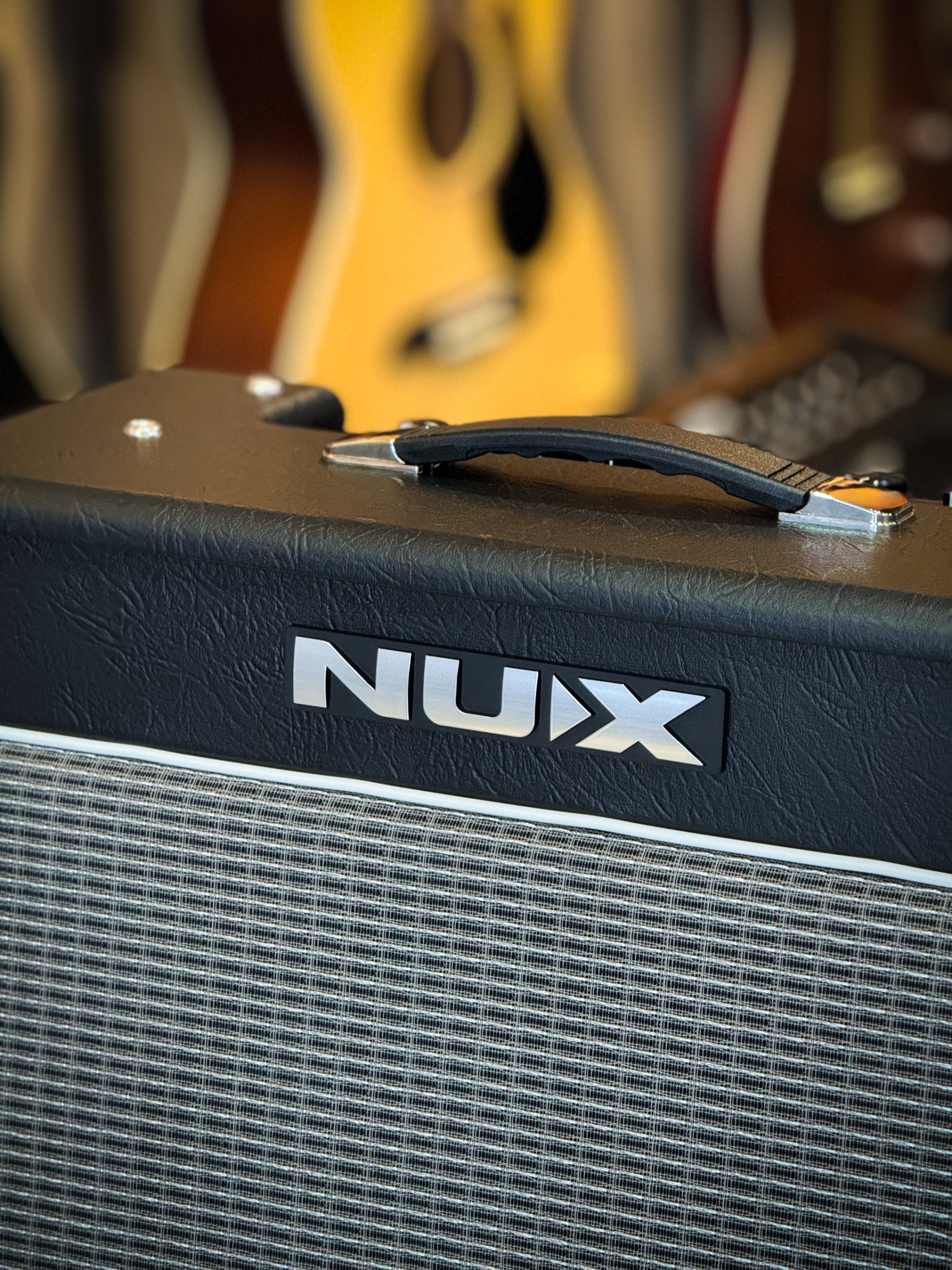 Nux รุ่น Mighty 40 BT MK II มีจูนเนอร์ในตัว / Bluetooth มาพร้อม 18 เอฟเฟ็กต์ในตัว